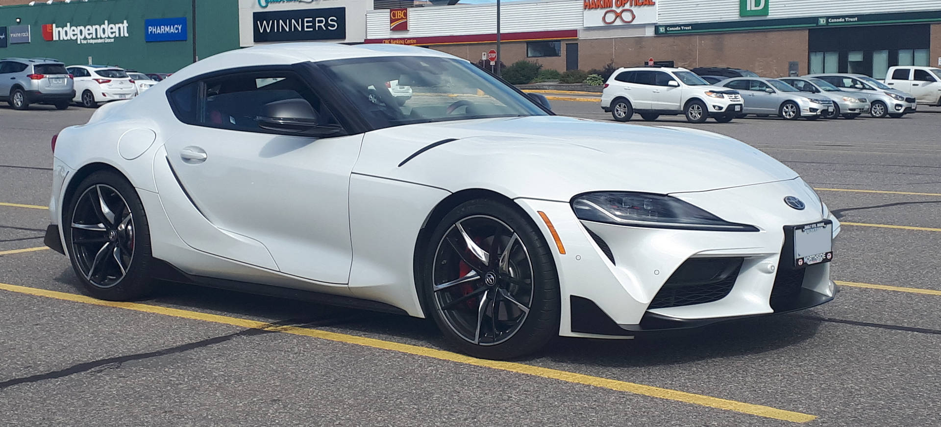 白天停放在商業停車場的白色豐田Supra跑車。 — Toyota Supra 壁紙
