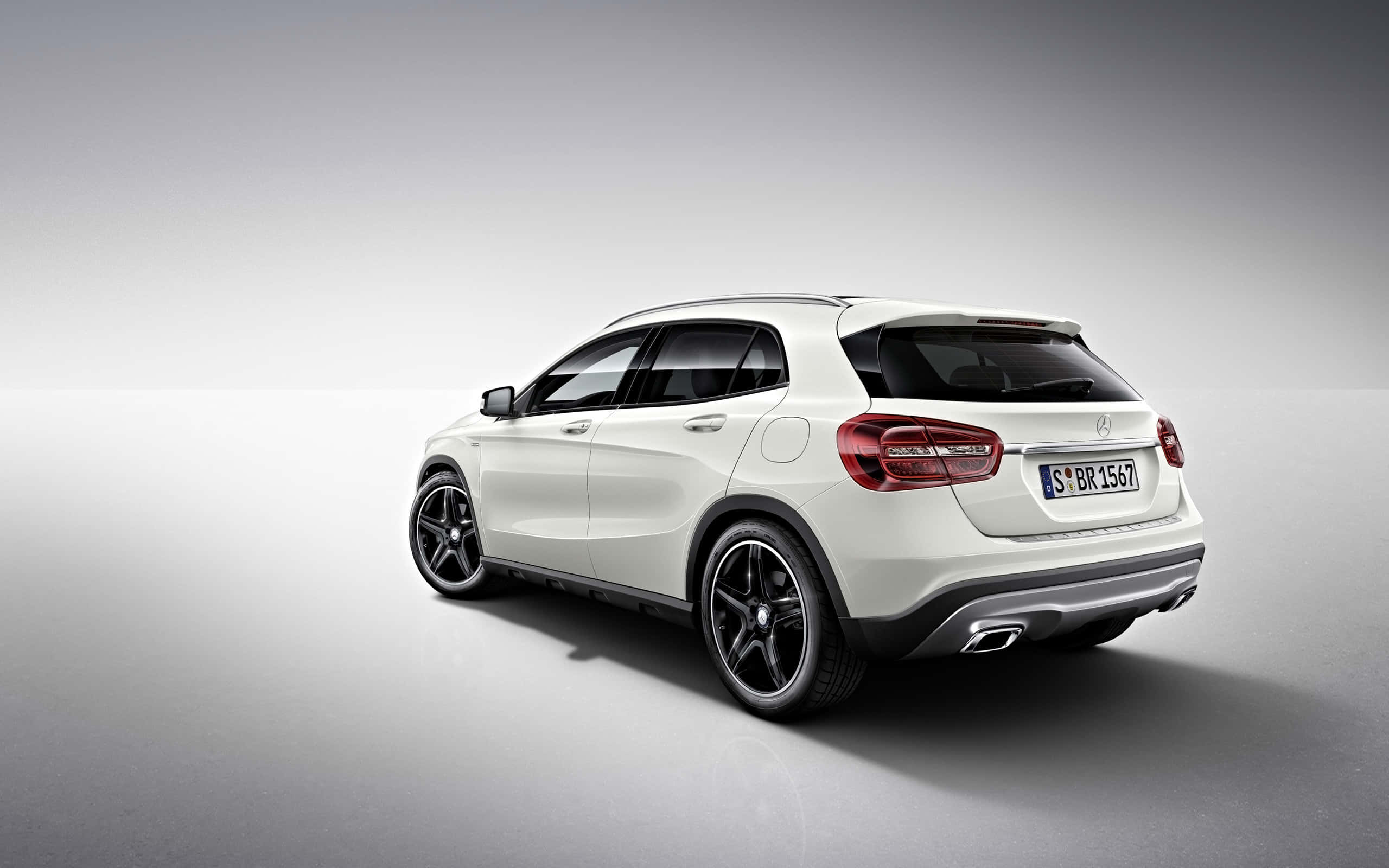 Mercedes Benz Gla-class 桌布 壁紙 — 一輛時尚的白色Mercedes-Benz GLA-Class SUV，以四分之三後視角度展示，背景為簡約灰色工作室。