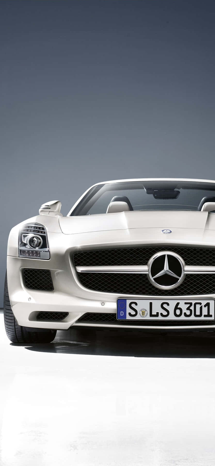 白色Mercedes SLS AMG跑車在攝影棚中，灰色背景。 — iPhone X 壁紙
