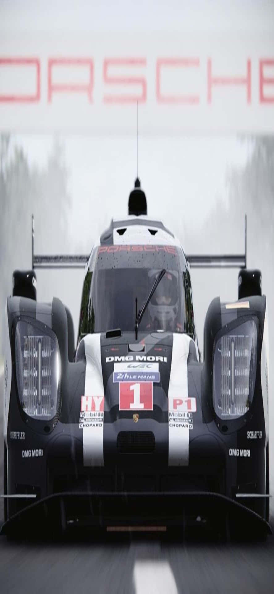 一輛帶有數字一的保時捷賽車在黃昏時分的潮濕賽道上疾馳。 — Project Cars 2 壁紙