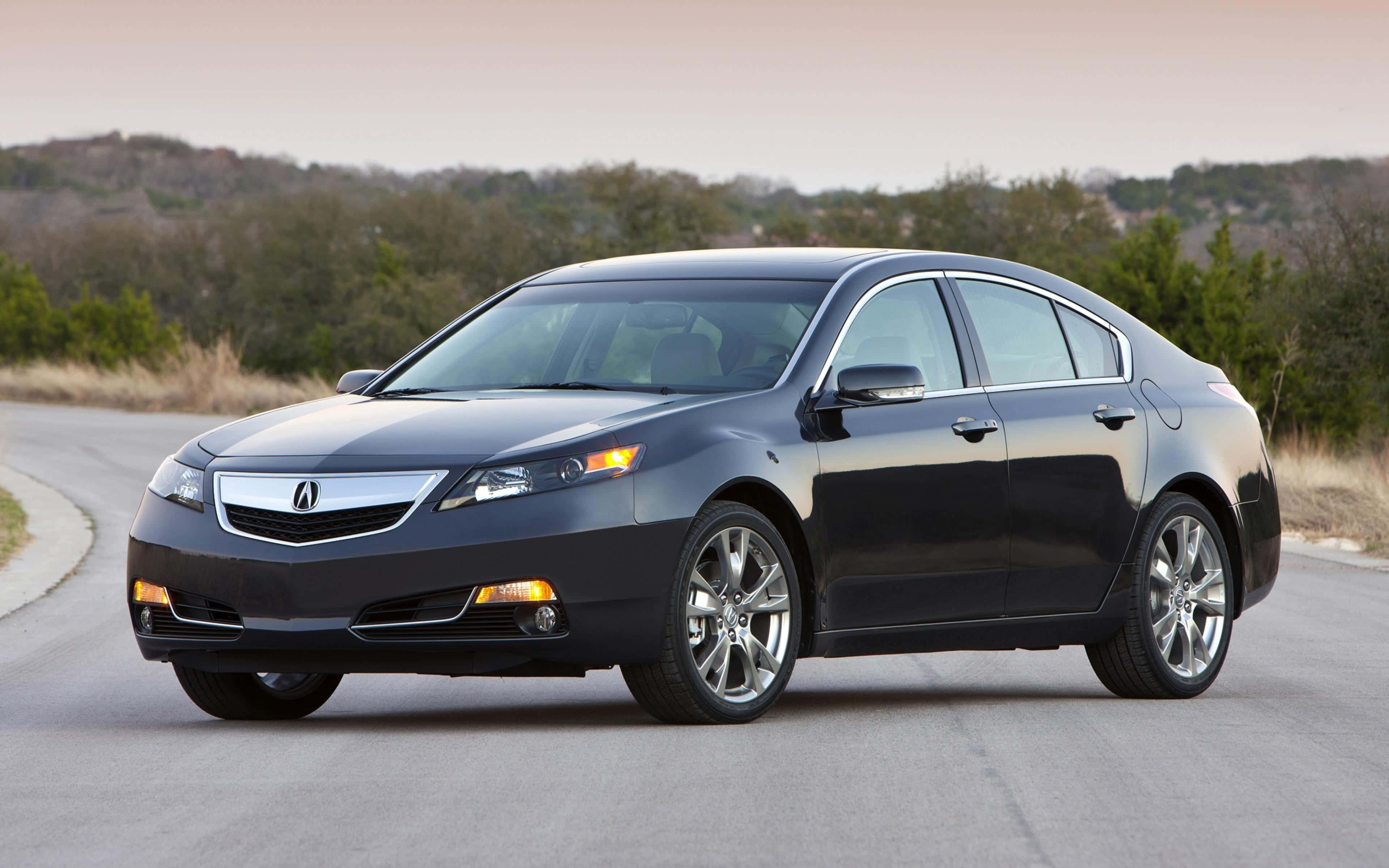 Acura Tl 桌布 壁紙 — 一輛時尚的黑色Acura TL轎車沿著蜿蜒的道路穿過乾燥灌木景觀，在黃金時刻滑行。