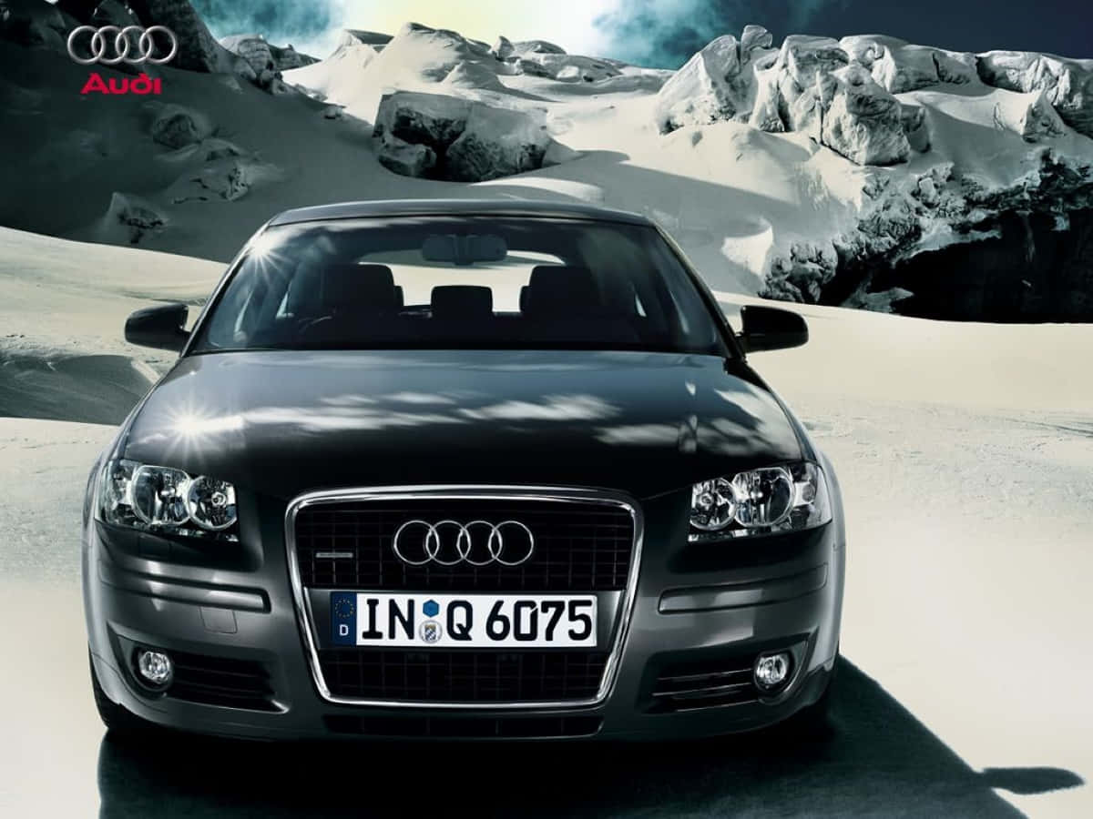 Audi A3 桌布 壁紙 — 一輛時尚的黑色奧迪轎車在明亮的陽光下閃閃發光，背景是白雪覆蓋的岩石山脈。