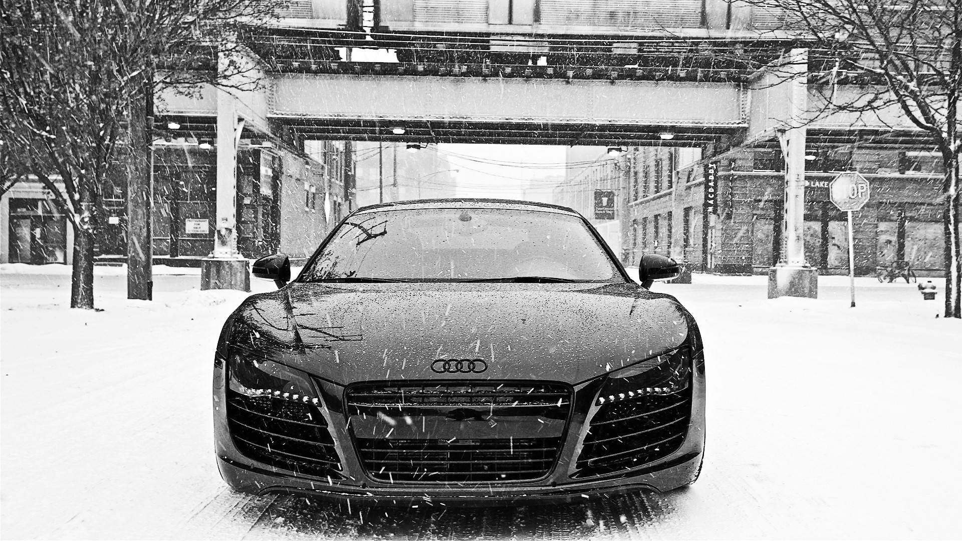 黑色奧迪R8停泊在積雪街道天橋下，雪花飄落。 — 高清汽車壁紙 壁紙