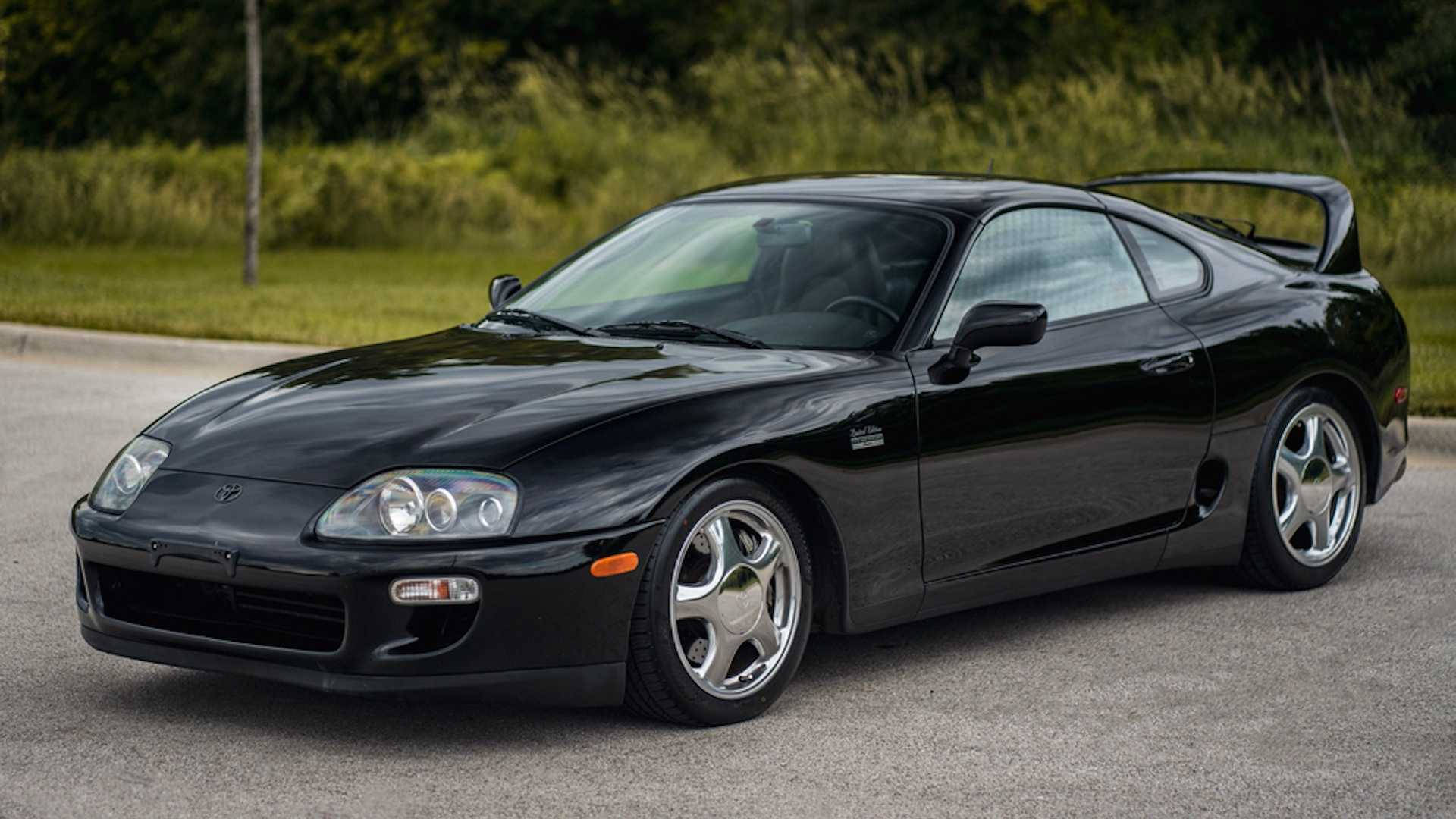 黑色豐田Supra跑車停在草地附近的瀝青路上。 — Toyota Supra 壁紙