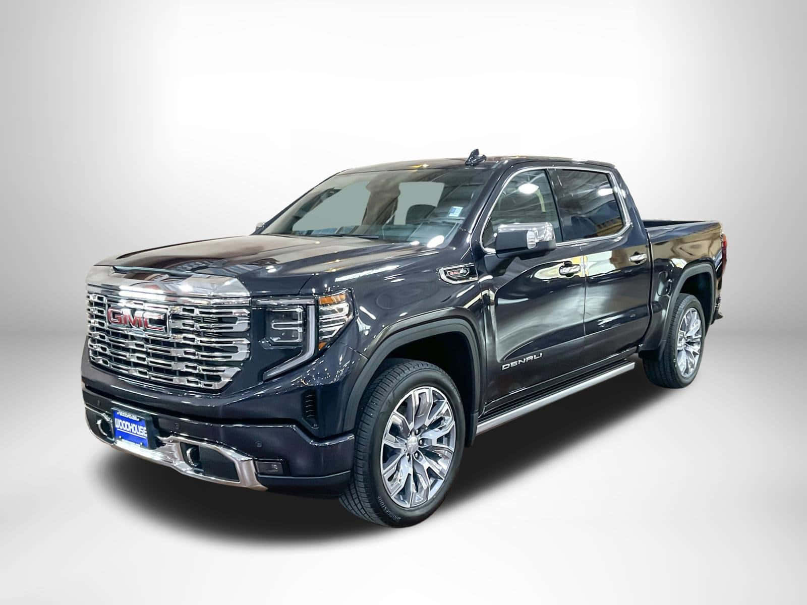 Gmc Sierra 桌布 壁紙 — 一輛時尚的黑色GMC Sierra Denali皮卡在攝影棚燈光下，在潔白的背景上閃閃發光。