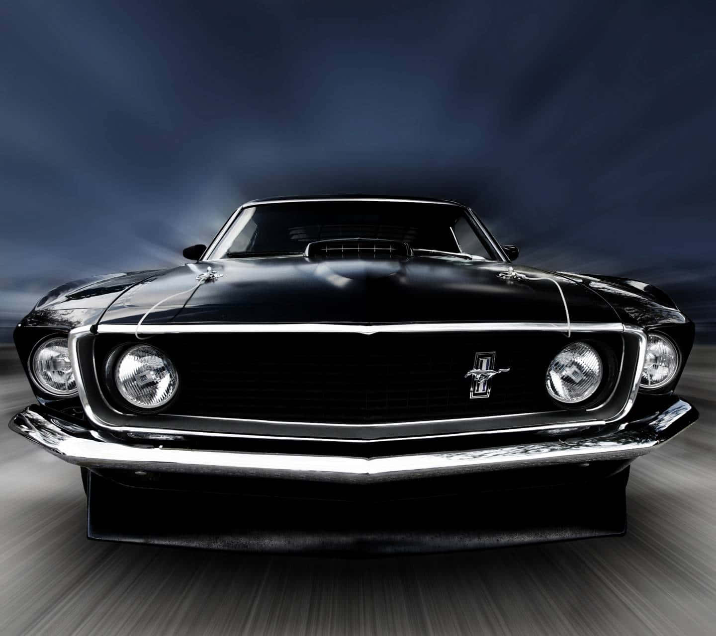 Ford Mustang Mach 1 桌布 壁紙 — 一輛時尚的黑色經典野馬在陰暗的天空下疾馳，動態模糊的條紋劃過道路。