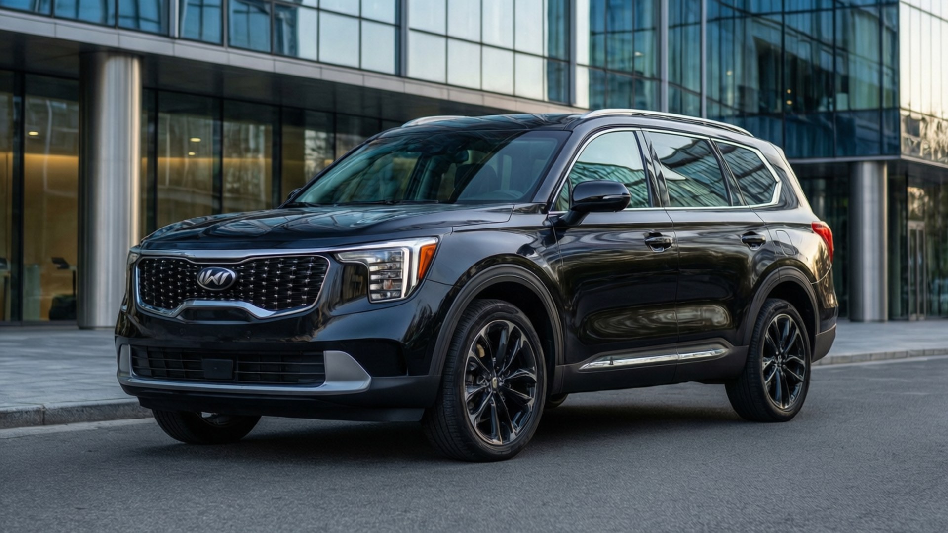 Telluride Prestige 壁紙 — 一輛時尚的黑色Kia SUV停放在城市街道上，前面是現代玻璃建築。