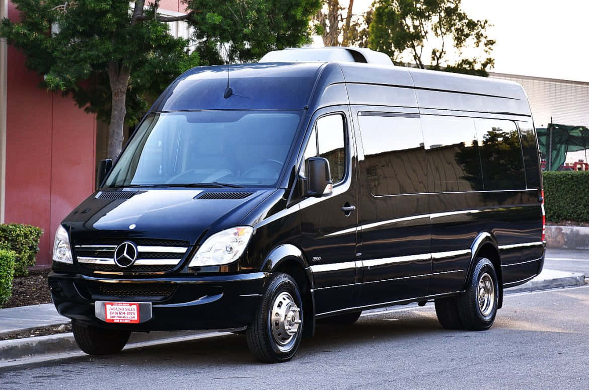Mercedes Benz Sprinter 桌布 壁紙 — 一輛時尚的黑色 Mercedes-Benz Sprinter 客貨車停放在街道上，背景有樹木和建築物。