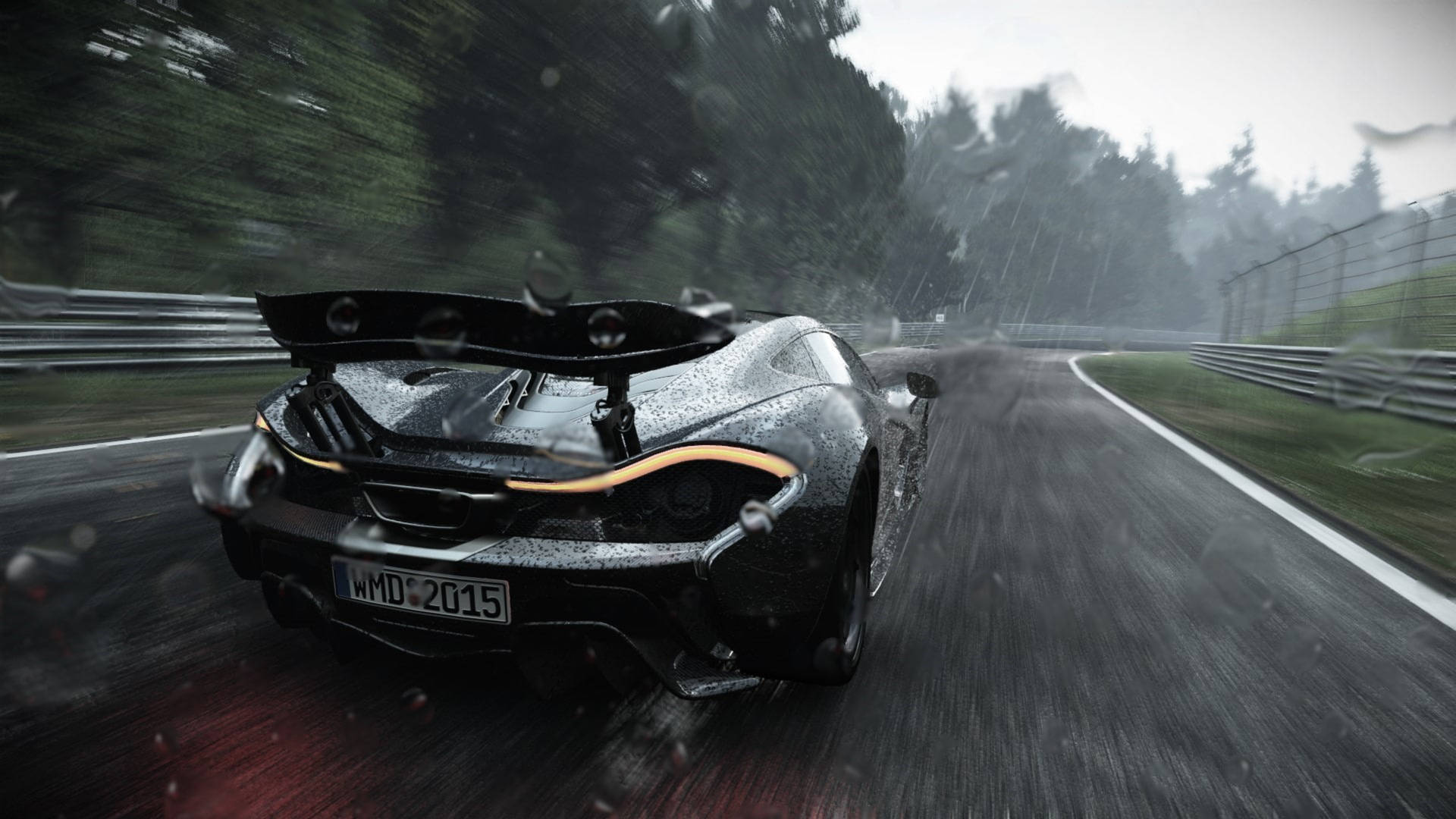 黑色跑車在黃昏的雨中森林濕滑賽道上奔馳 — Project Cars 壁紙