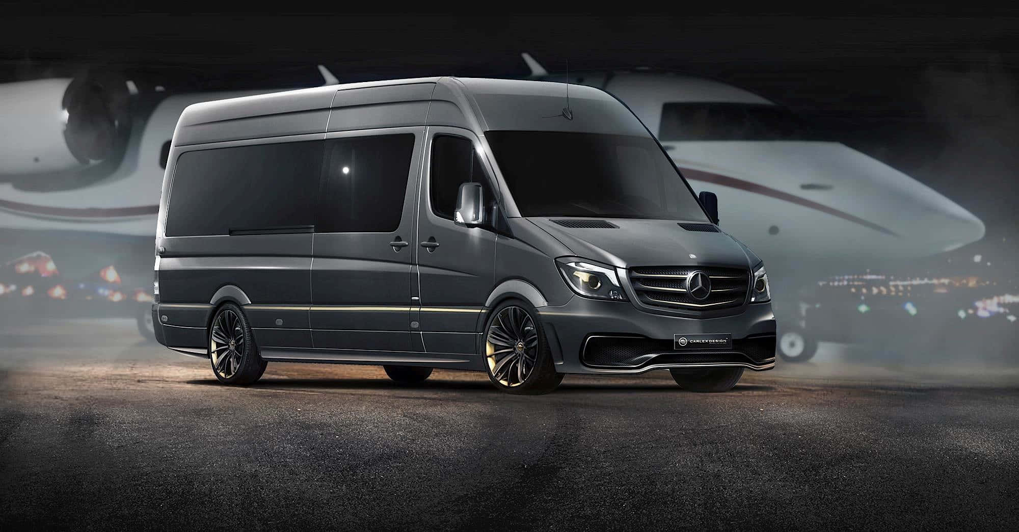 Mercedes Benz Sprinter 桌布 壁紙 — 一輛時尚的灰色 Mercedes-Benz Sprinter 客貨車，帶有金色飾邊和定制輪圈，夜間停在霧氣瀰漫的停機坪上，旁邊是一架私人飛機。
