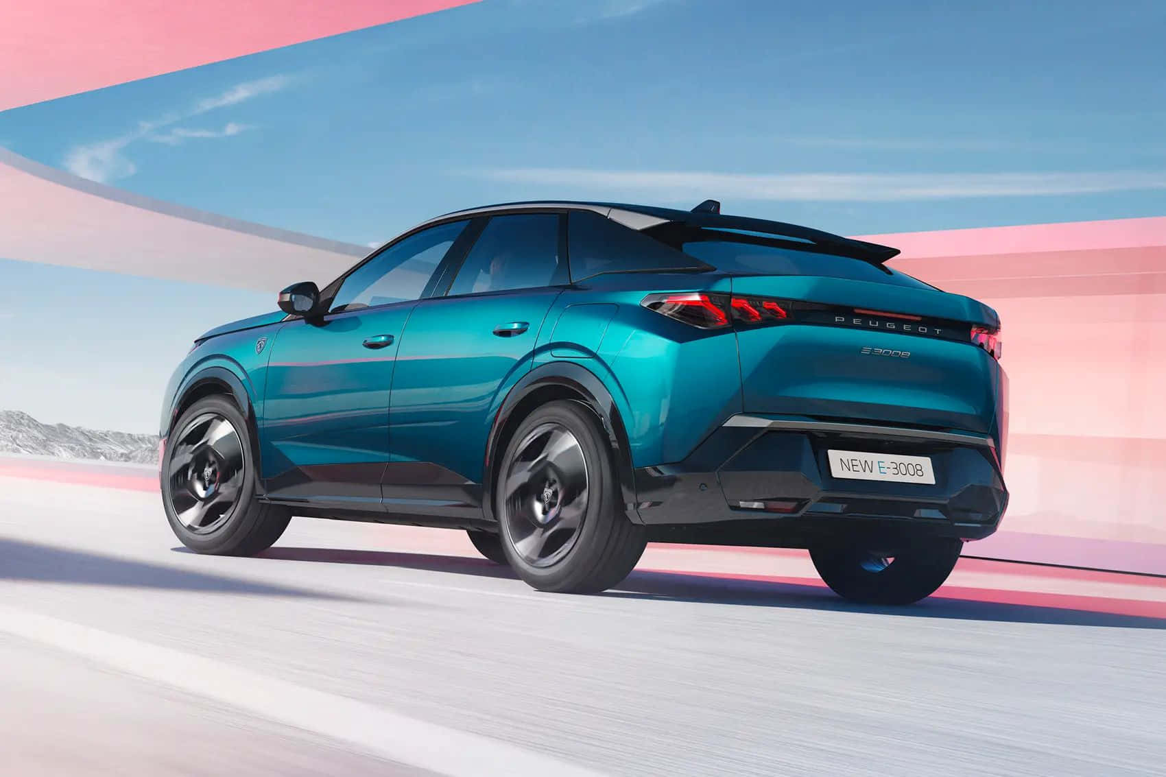  壁紙 — 一輛時尚的藍綠色Peugeot E-3008 SUV在現代道路上奔馳，背景是充滿活力的粉紅色和藍色天空，遠處有積雪的山脈。