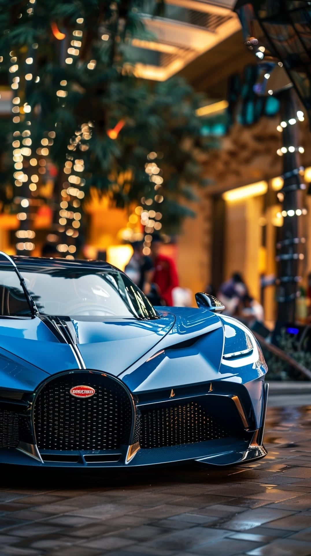 Bugatti Bolide 桌布 壁紙 — 一輛時尚的藍色布加迪超跑在夜晚繁忙的城市人行道上，在溫暖的路燈下閃閃發光。