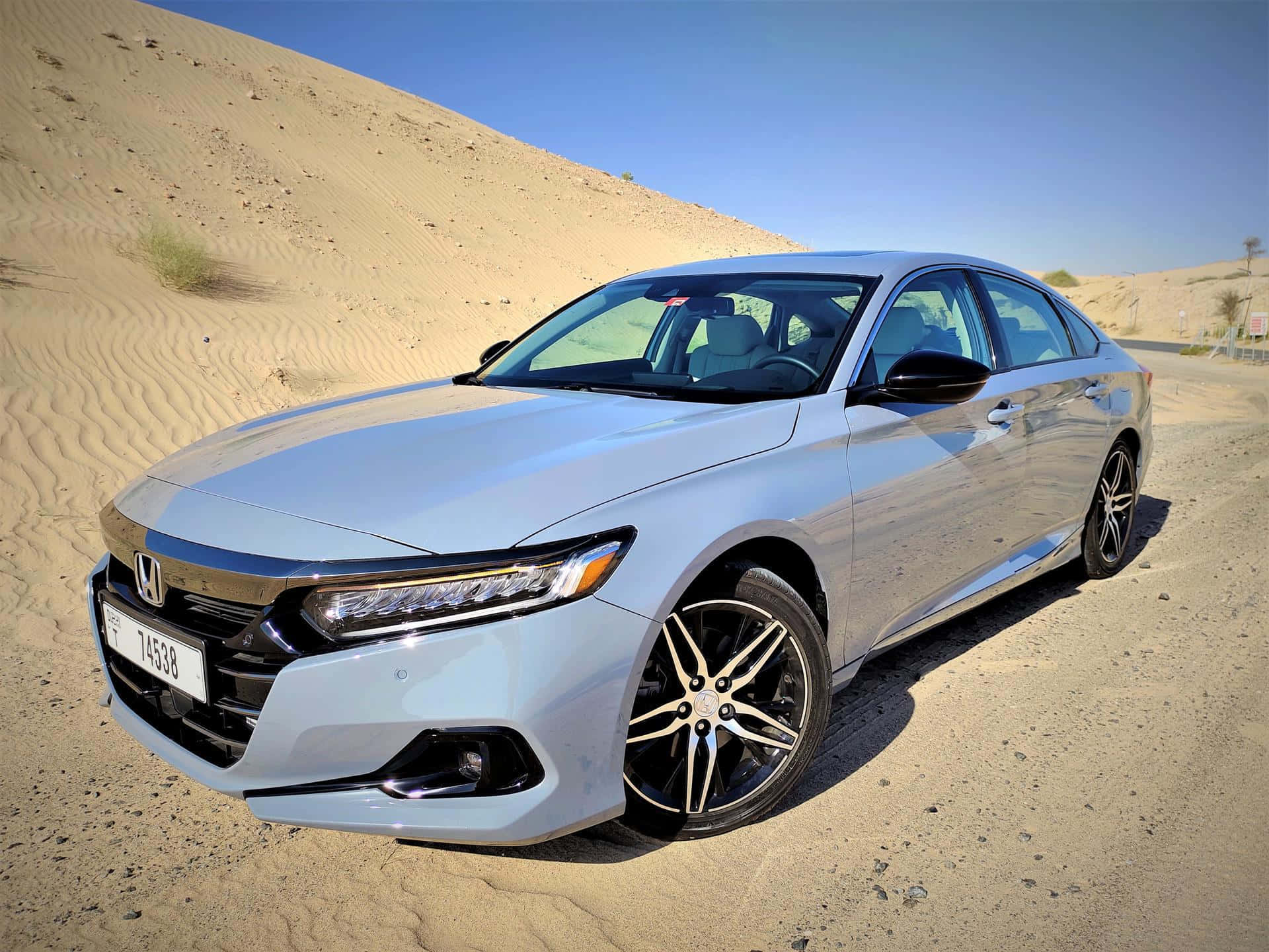 Honda Accord 桌布 壁紙 — 一輛時尚的銀色本田雅閣轎車停泊在沙丘上，背景是清澈的藍色沙漠天空。