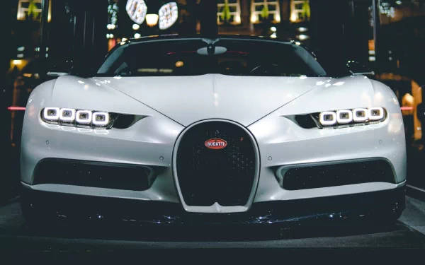 銀色Bugatti Chiron跑車在黑暗的車庫中被霓虹燈照亮。 — 4K 壁紙