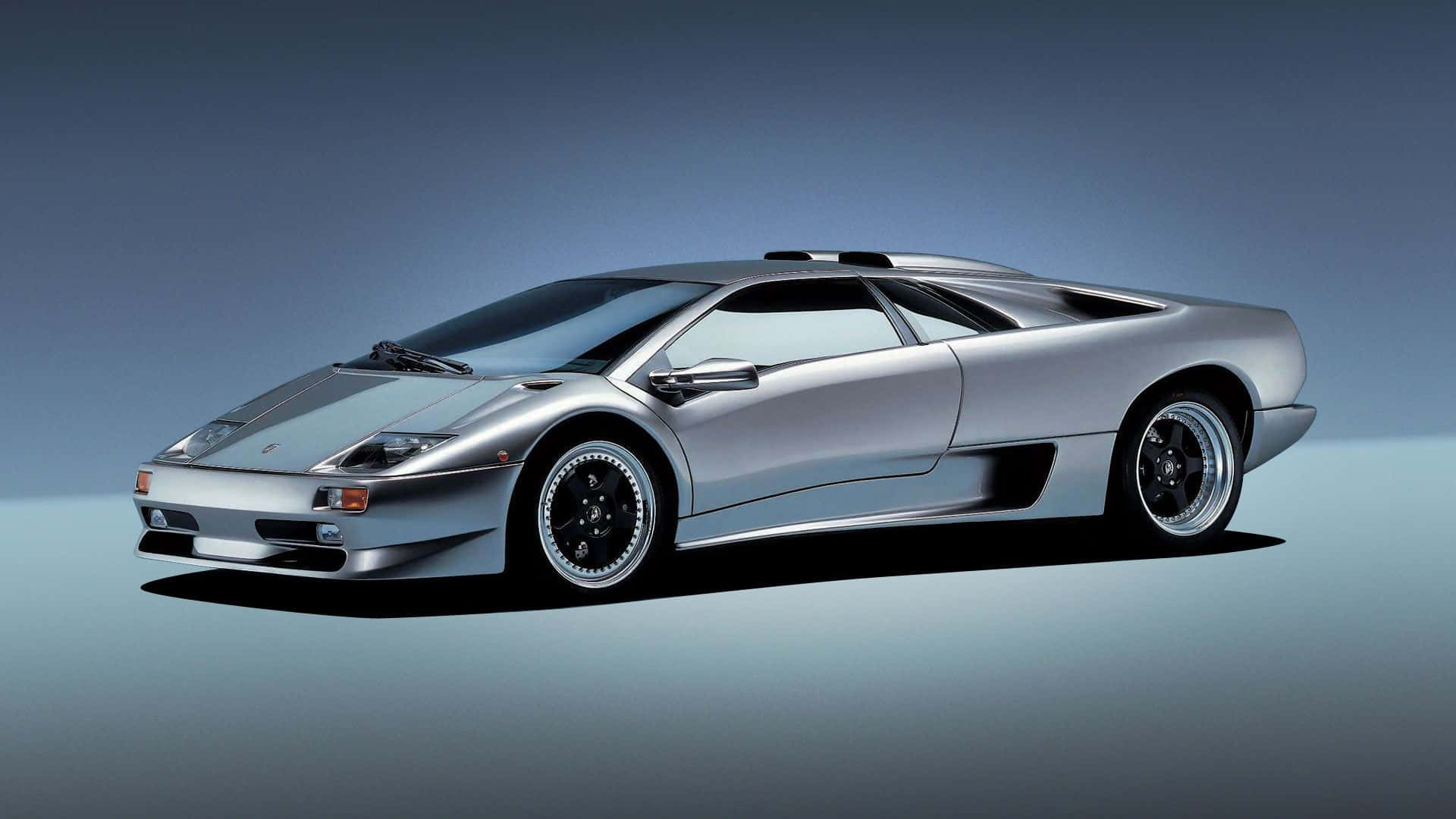 Lamborghini Diablo 桌布 壁紙 — 一輛時尚的銀色藍寶堅尼 Diablo 跑車在極簡漸變工作室背景上滑行，帶有戲劇性燈光。
