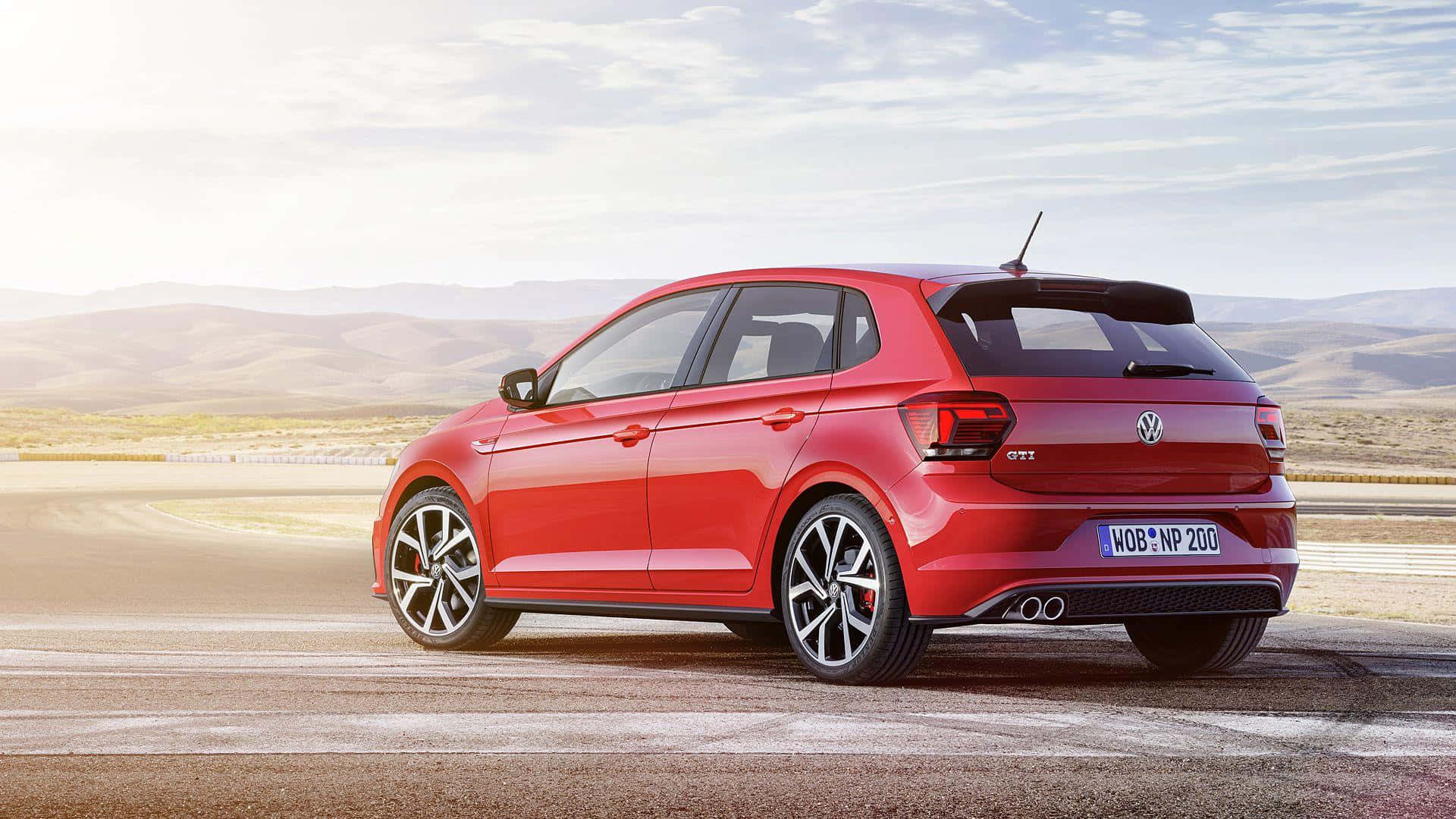 Volkswagen Polo 桌布 壁紙 — 一輛鮮紅色的福斯 Polo GTI 在明亮的天空下，沿著沙漠賽道奔馳，背景是起伏的山丘。