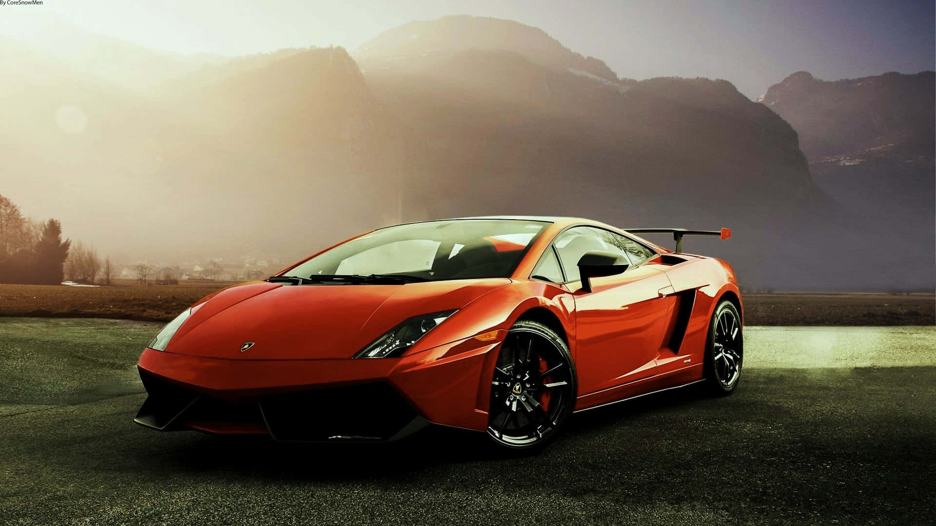 Lamborghini Gallardo 桌布 壁紙 — 一輛鮮紅色的藍寶堅尼Gallardo跑車在金色日出光芒下閃耀，背景是霧氣繚繞的山巒。