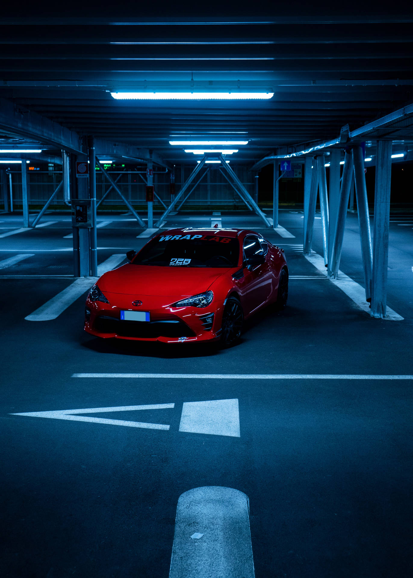 紅色跑車停放在光線昏暗、帶有藍色燈光的地下車庫中。 — Toyota Supra 壁紙