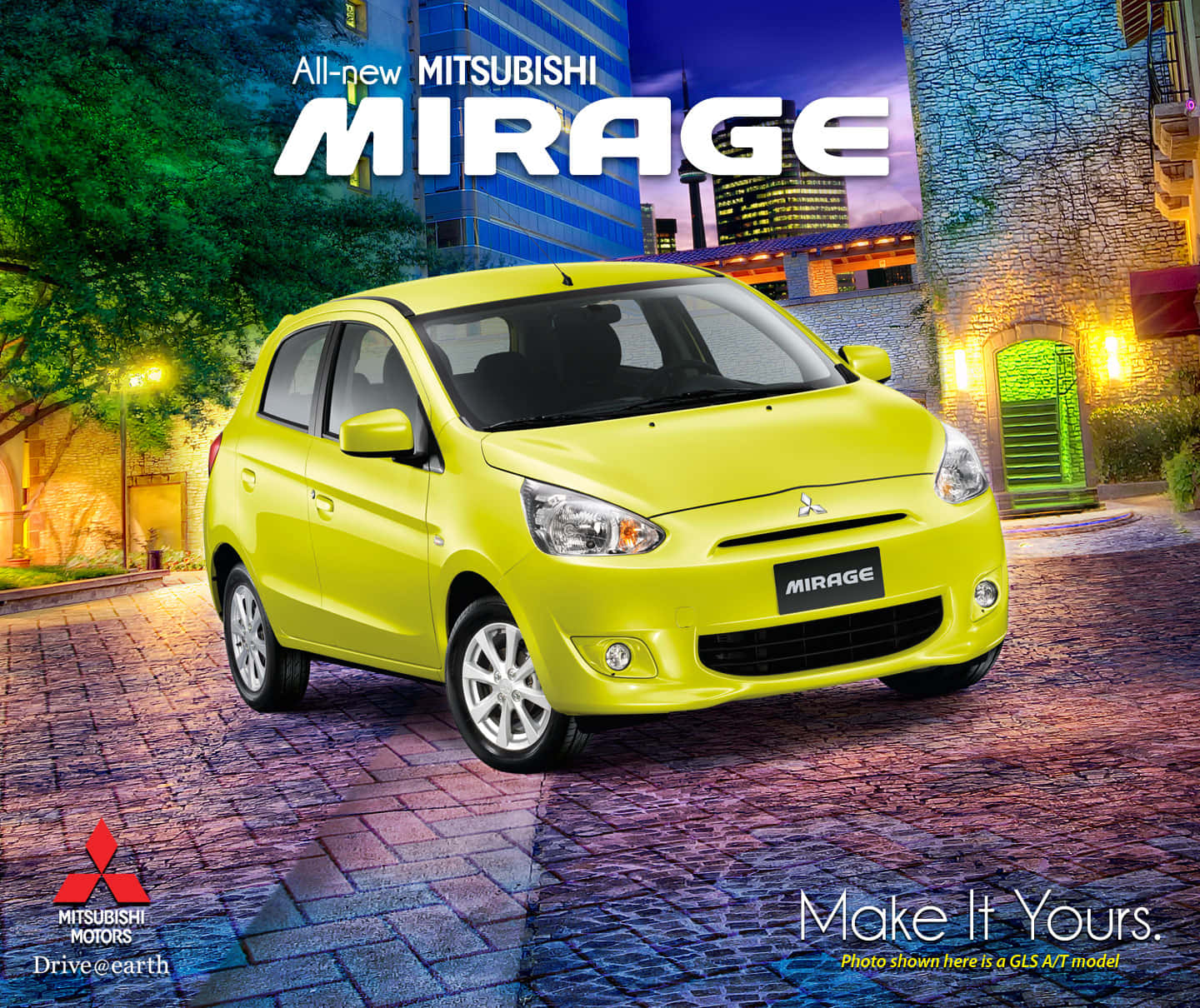 Mitsubishi Mirage 桌布 壁紙 — 一輛鮮黃色的三菱 Mirage 停泊在黃昏時分的鵝卵石街道上，背景是燈火通明的建築物和樹木。