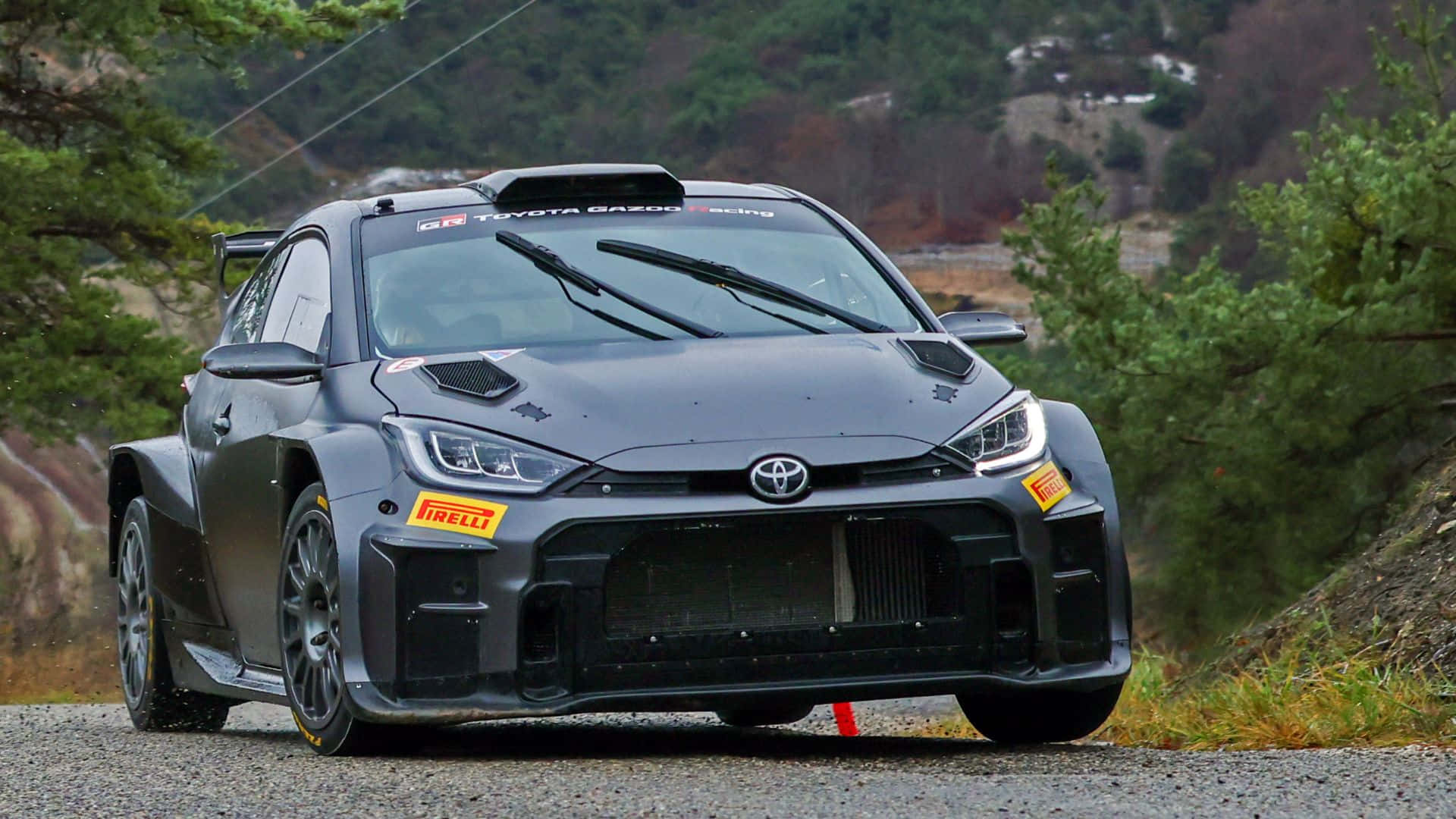 灰色豐田拉力賽車在森林碎石路上。 — Toyota Supra Mk4 壁紙