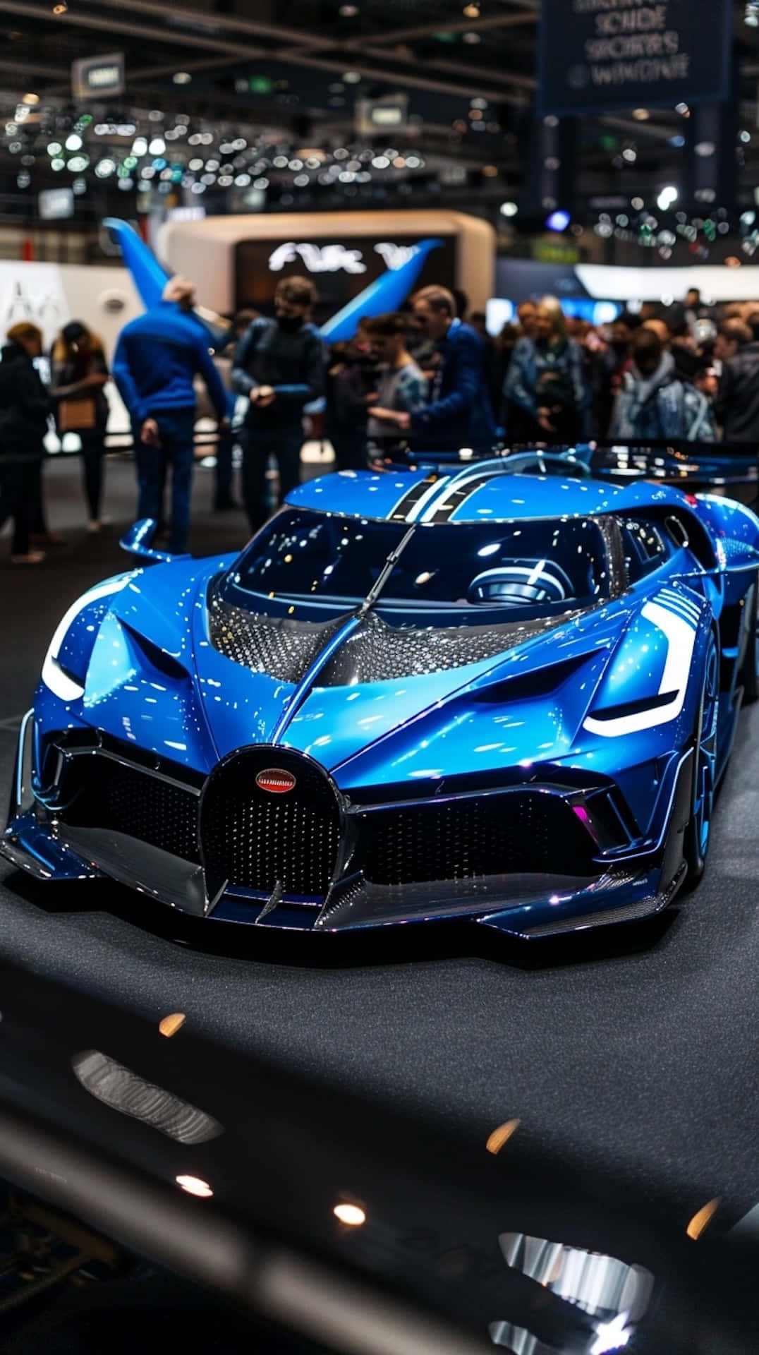 Bugatti Bolide 桌布 壁紙 — 一輛耀眼的藍色 Bugatti 超級跑車在擁擠的車展上閃閃發光，吸引著讚嘆的人群。