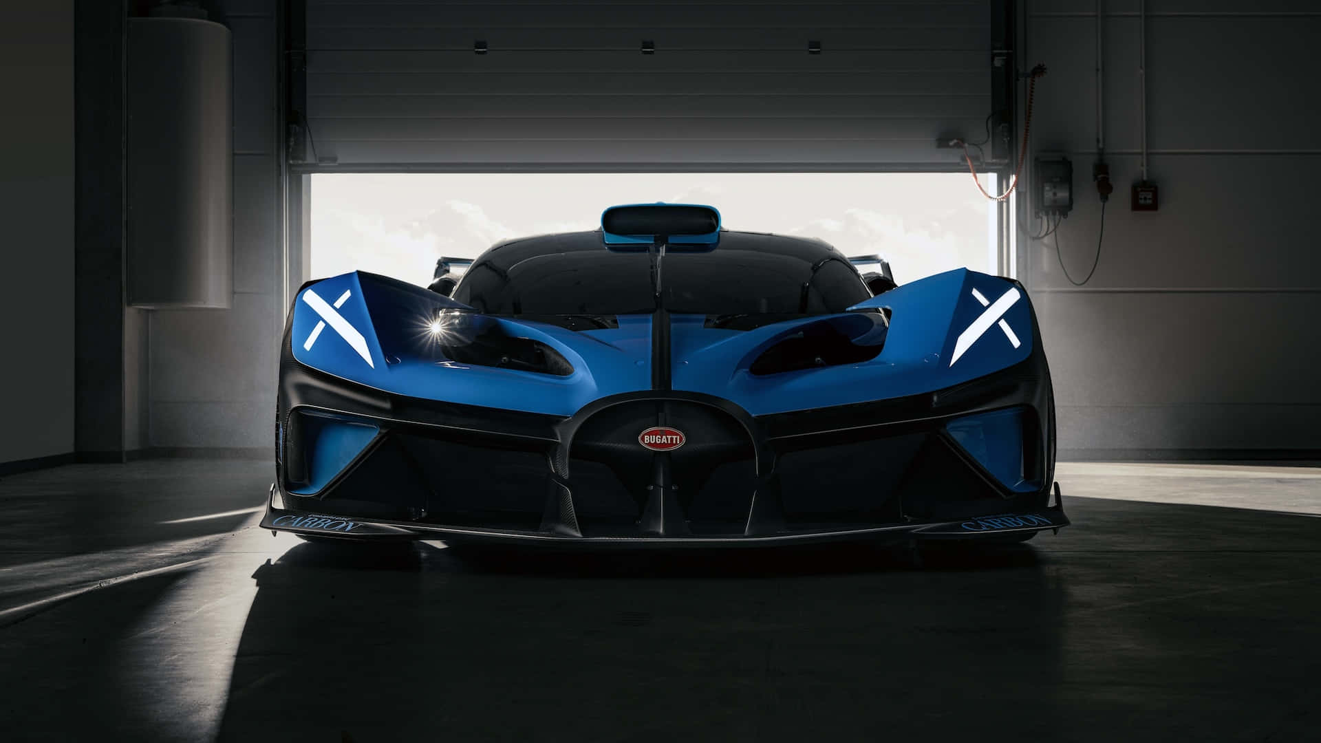 Bugatti Bolide 桌布 壁紙 — 一輛引人注目的藍色 Bugatti 超級跑車，帶有發光的 X 形頭燈，位於昏暗的車庫中央，被從敞開的車庫門射入的明亮日光所照亮。