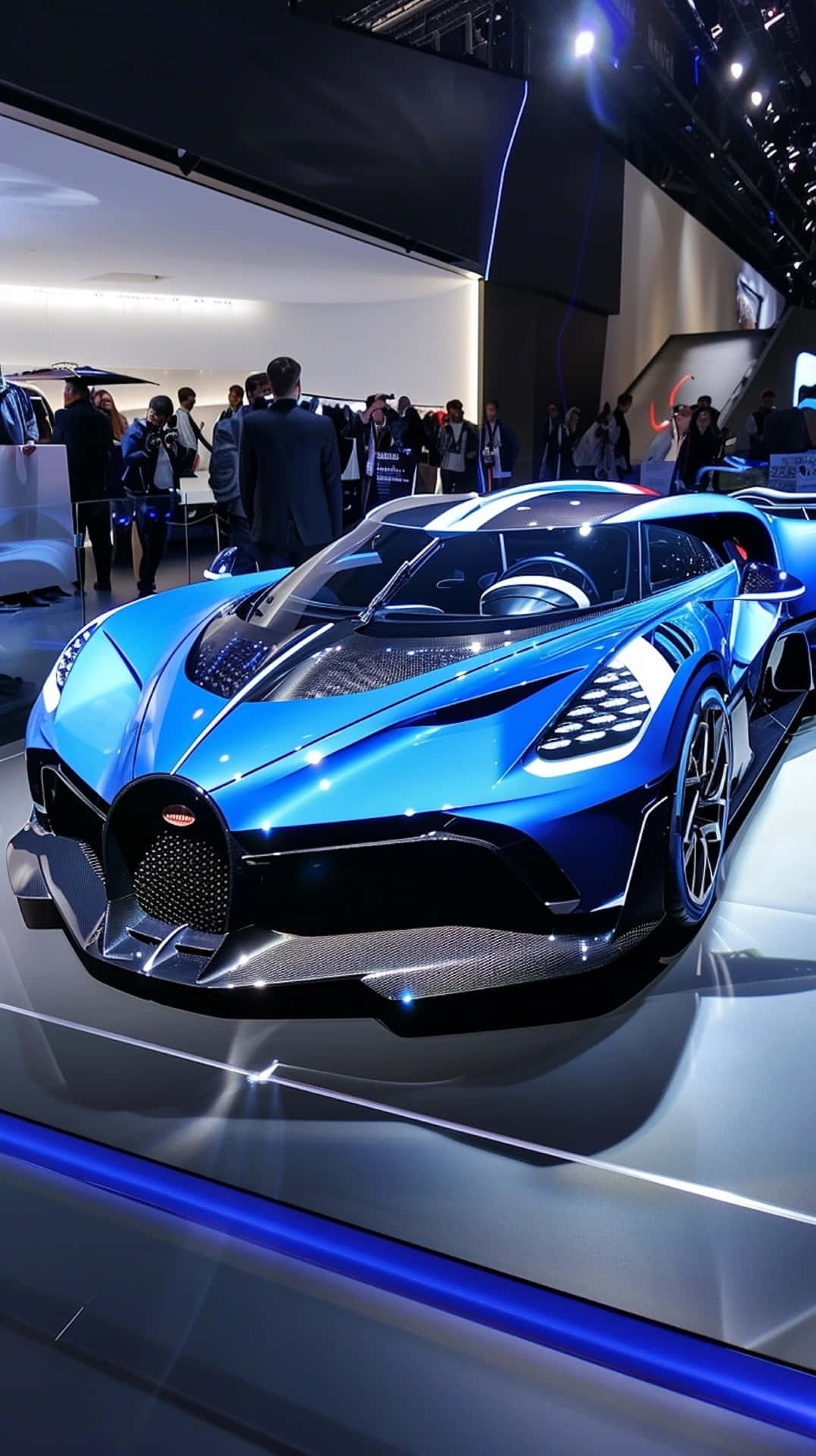 Bugatti Bolide 桌布 壁紙 — 一輛引人注目的藍色 Bugatti 超級跑車在明亮的展覽燈光下，於反光平台上閃閃發光，背景有圍觀者。
