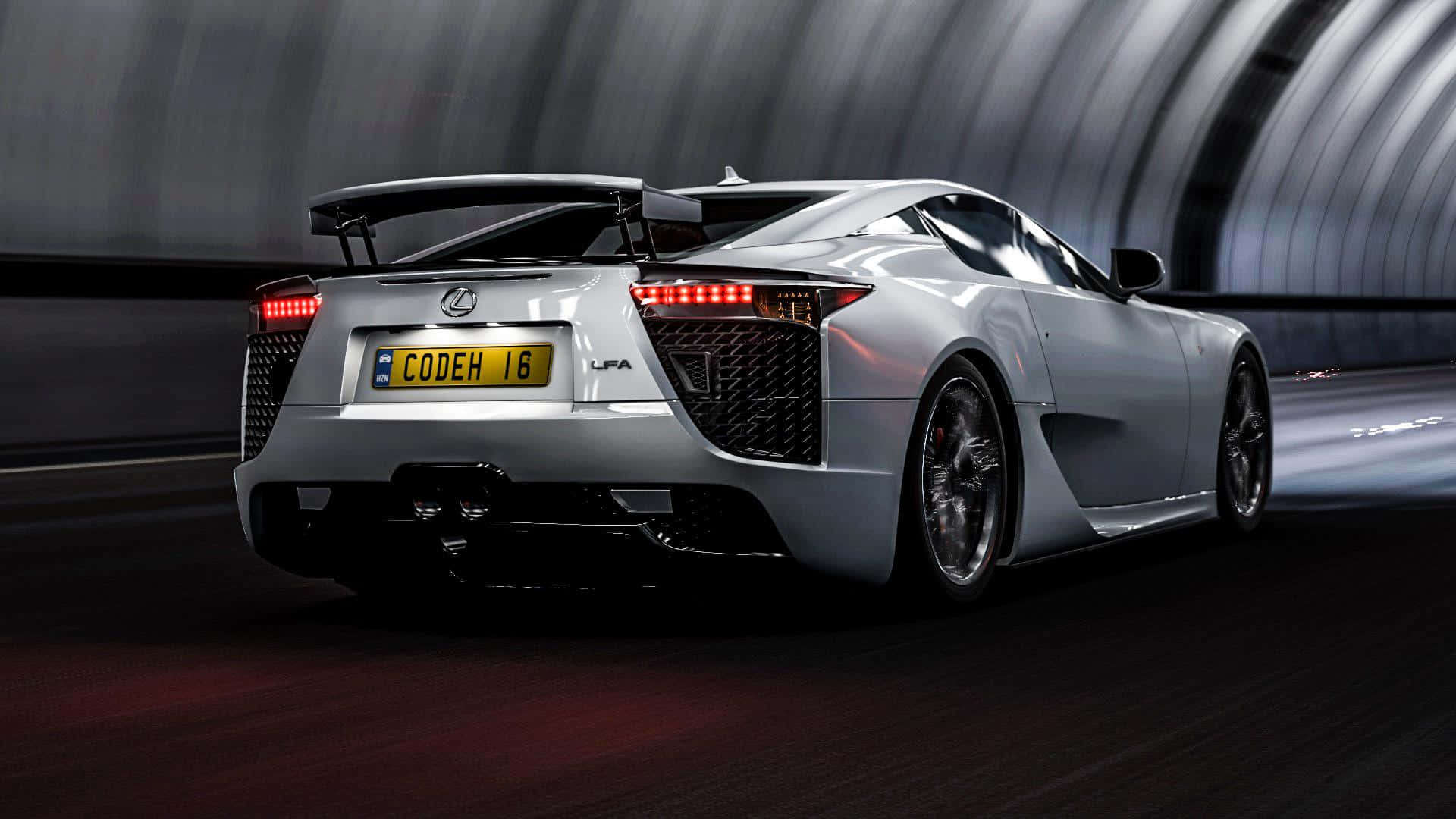 Lexus Lfa 桌布 壁紙 — 一輛銀色Lexus LFA跑車在黑暗隧道中疾馳，帶有發光的紅色尾燈和動態模糊條紋。