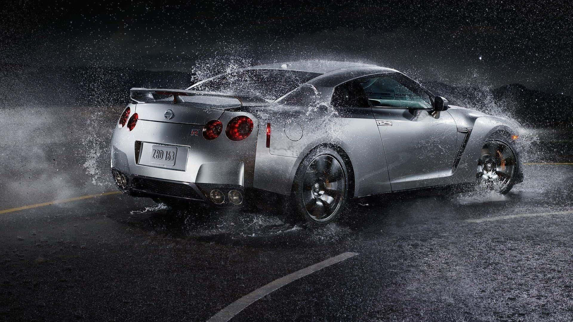 銀色跑車在夜雨中飛馳，輪胎周圍水花四濺。 — Gtr 桌面 壁紙