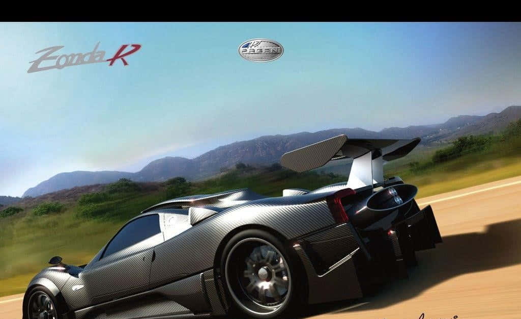 Pagani Zonda F 桌布 壁紙 — 一輛銀色碳纖維帕加尼Zonda R在藍天白雲下，沿著沙漠公路疾馳，背景是山脈。
