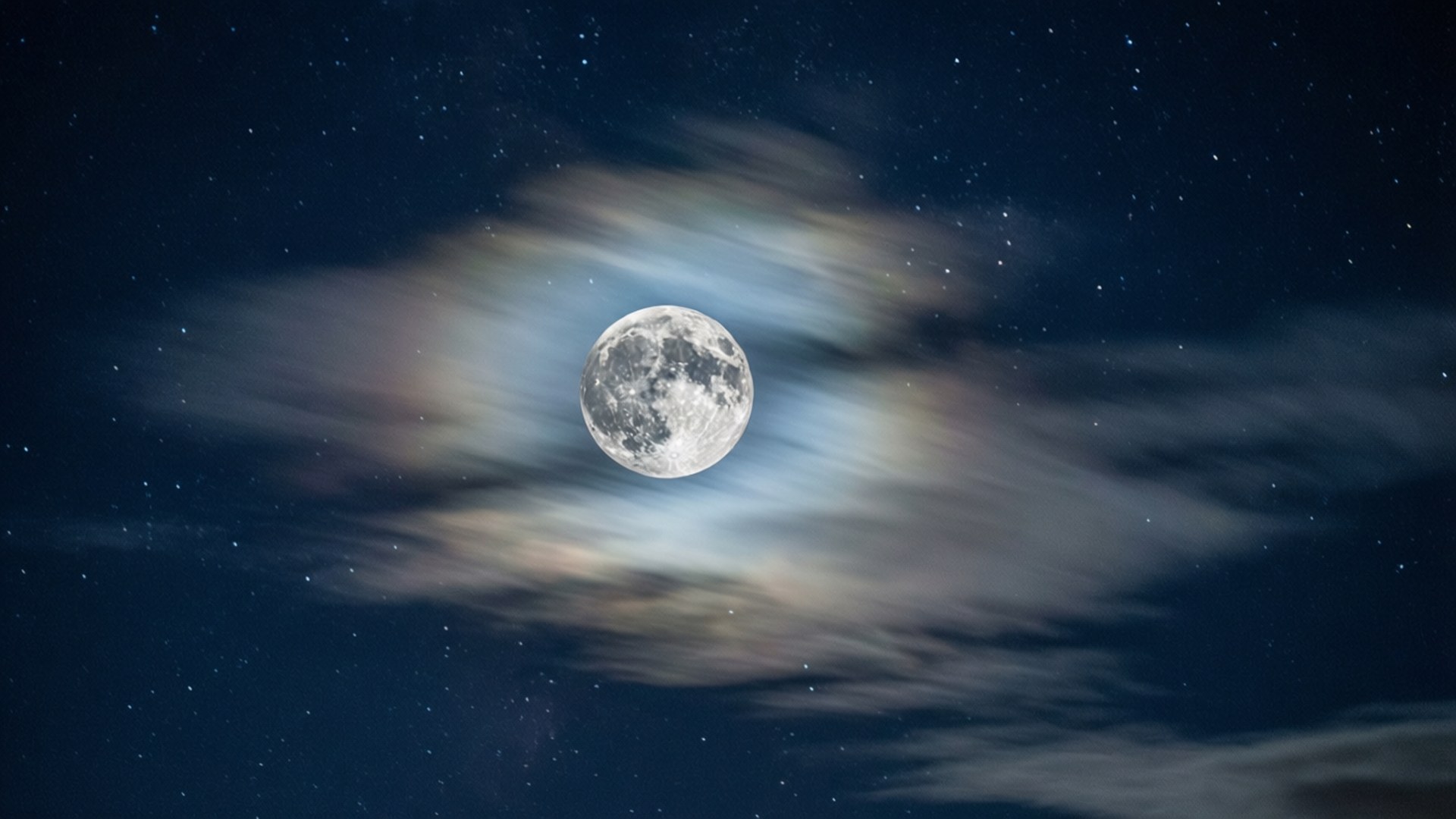 Moonlit Clouds 壁紙 — 一輪明亮的滿月透過輕柔的雲層，在繁星點點的午夜天空中閃耀。