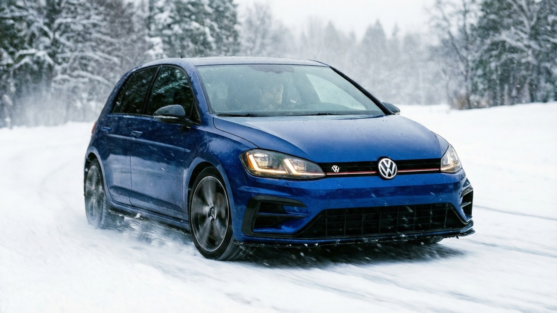 Snowy R 壁紙 — 一輛充滿活力的藍色福斯Golf在雪地森林中行駛，輪胎濺起雪花。