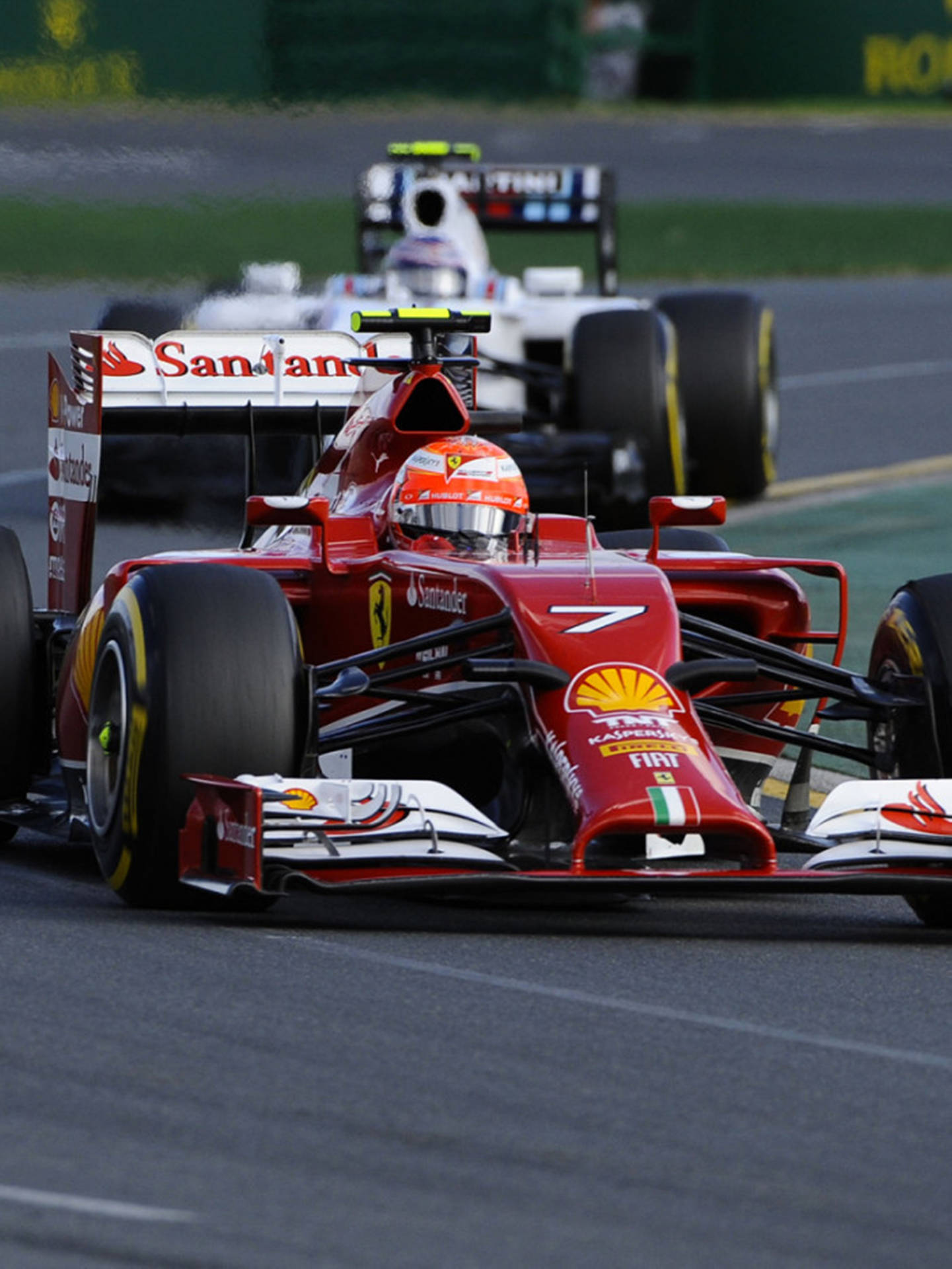 紅色法拉利F1賽車在賽道上，白色賽車在後 — F1 壁紙
