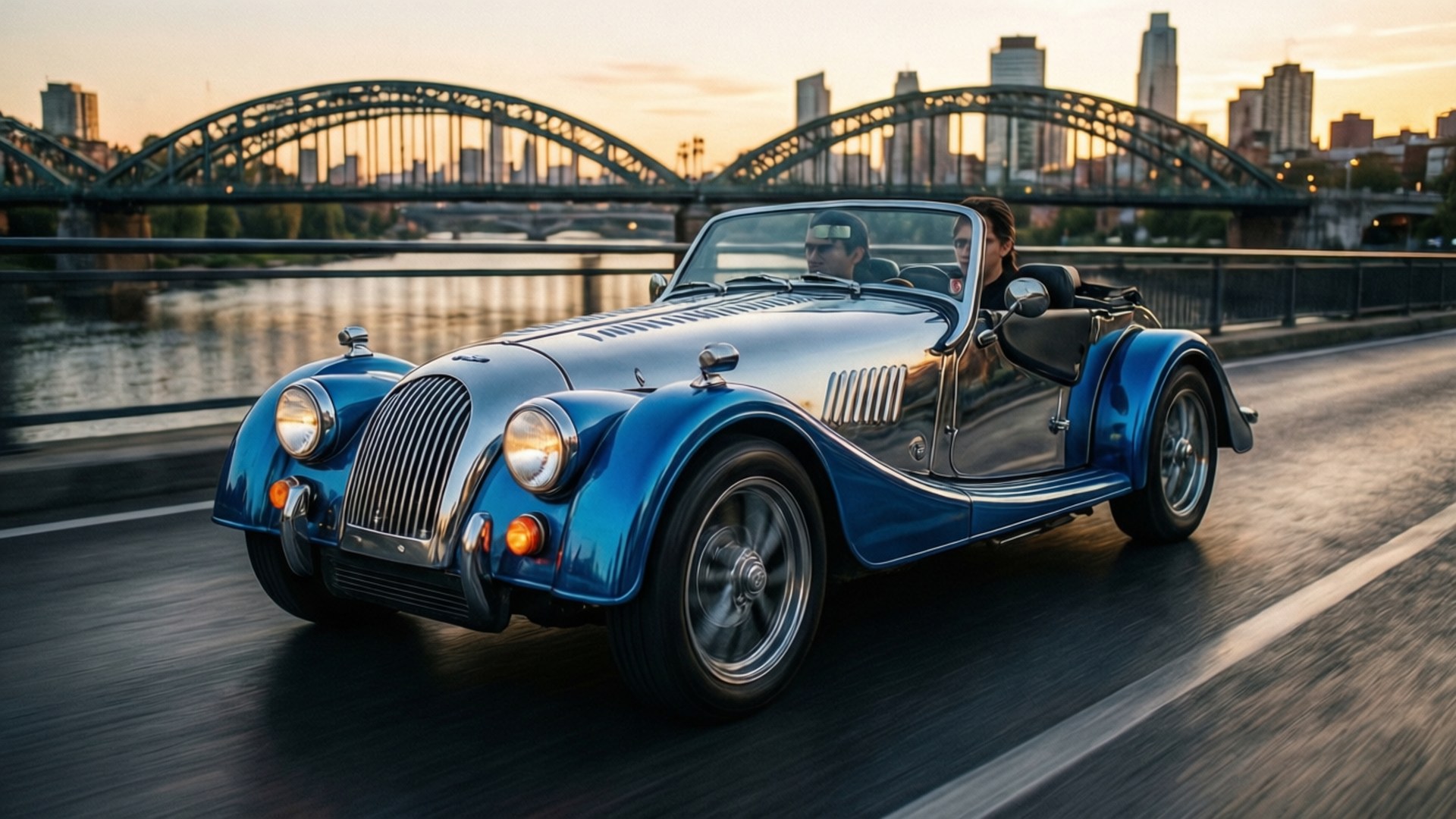 Morgan Plus Four 桌布 壁紙 — 一輛閃亮的藍色經典敞篷跑車在黃金時段沿著城市橋樑行駛，背景是天際線。