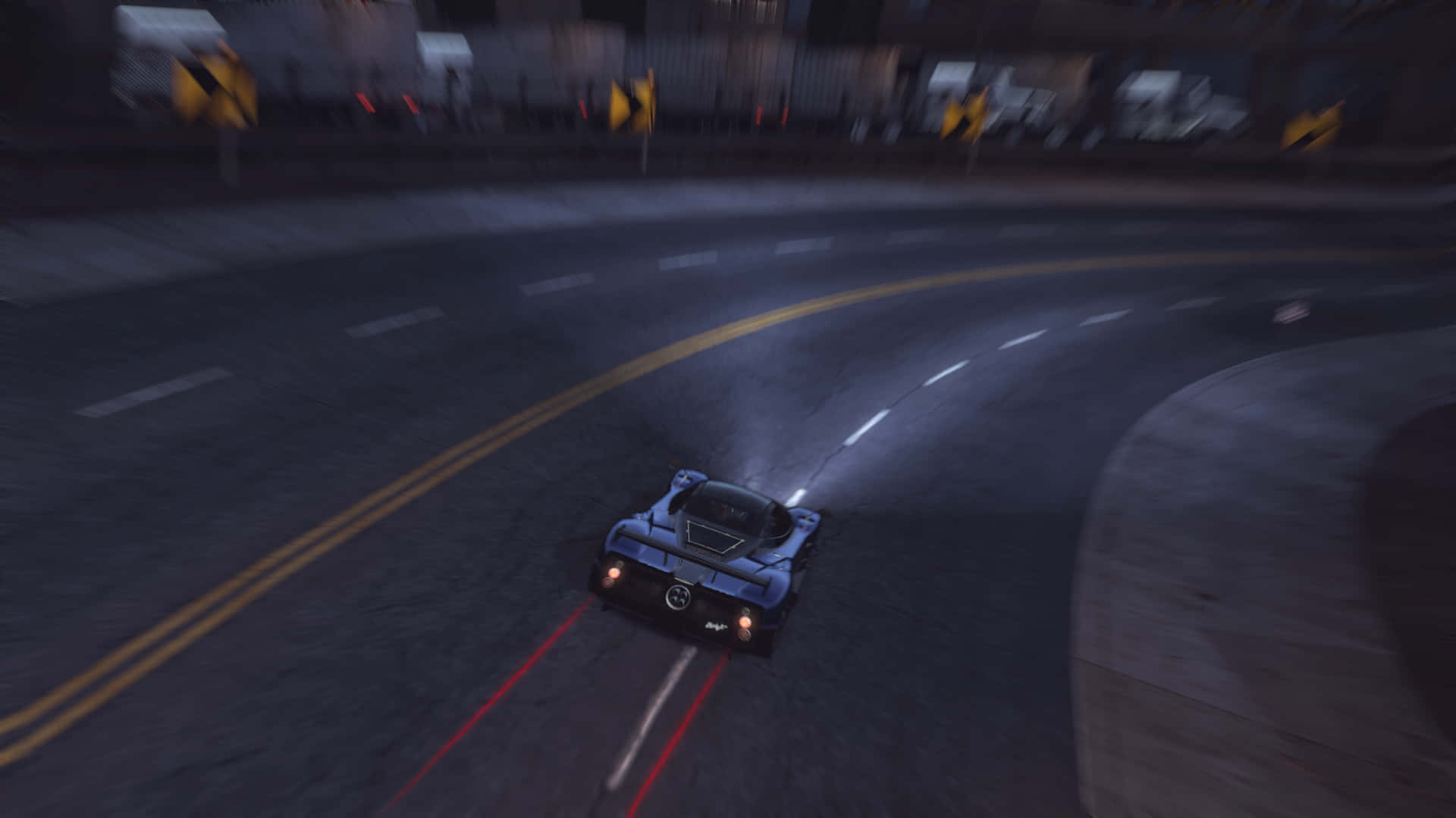  壁紙 — 一輛時尚的藍色跑車在夜間沿著彎曲的高速公路奔馳，帶有動態模糊和發光的車頭燈。