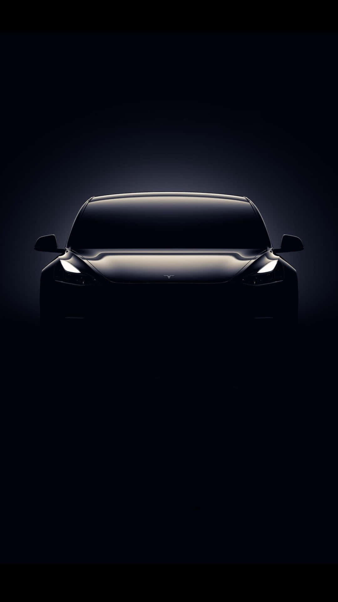 黑暗中帶有發光車頭燈的特斯拉汽車前視圖。 — iPhone X 壁紙