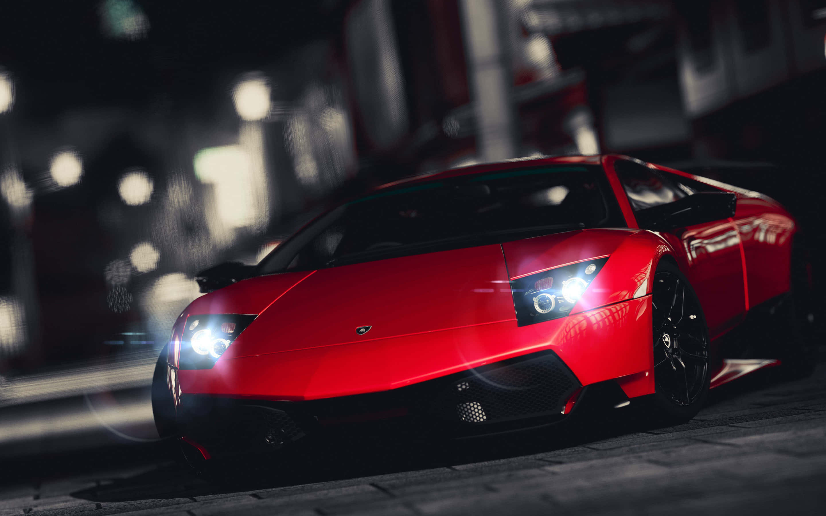 Lamborghini Gallardo 桌布 壁紙 — 一輛鮮紅色的藍寶堅尼跑車在夜間濕漉漉的城市街道上，在霓虹燈下閃閃發光。
