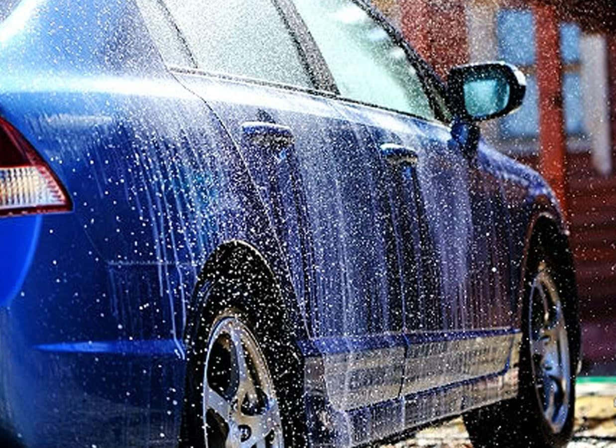 藍色汽車在戶外用水霧清洗 — 洗車 壁紙