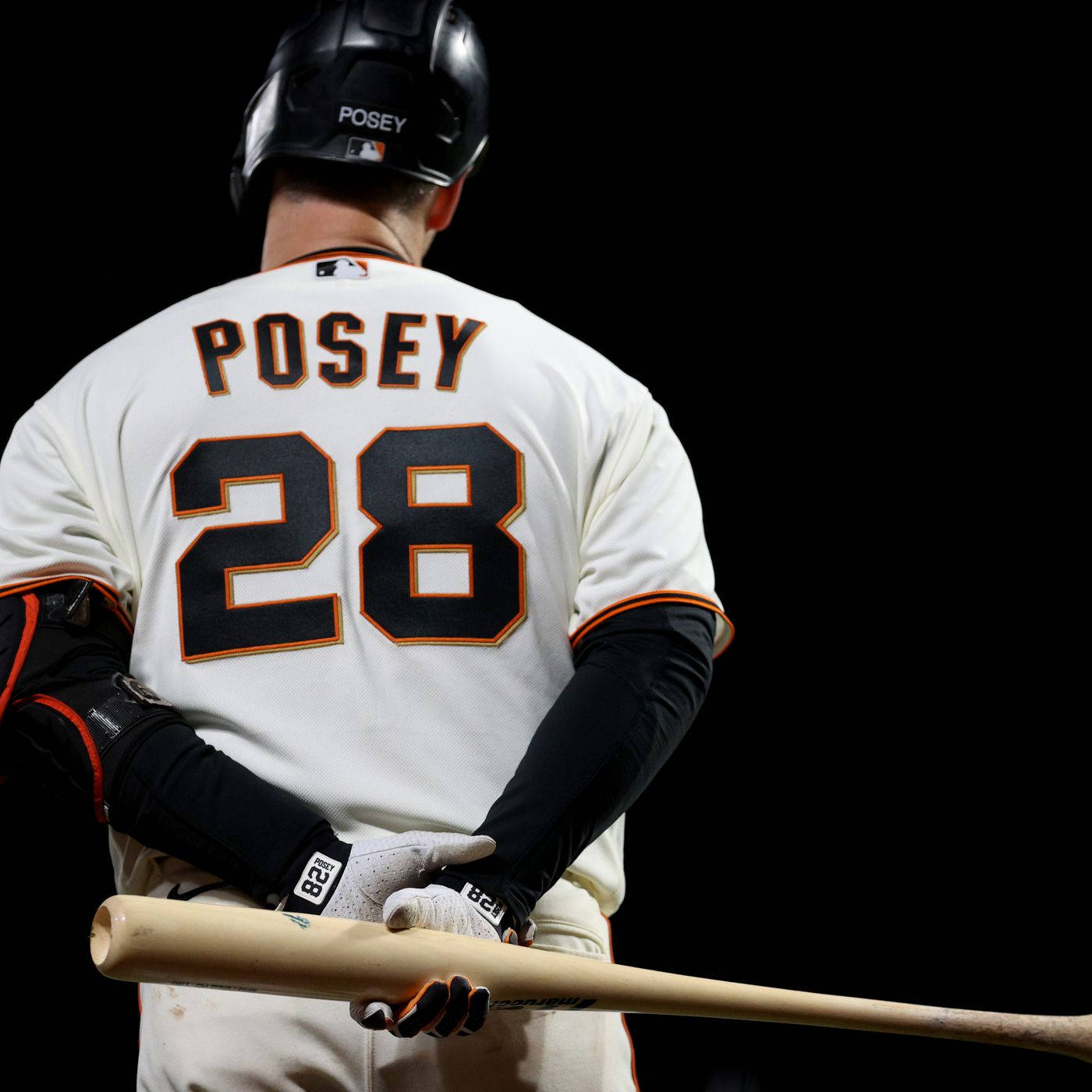 身穿白色球衣的棒球選手手持球棒，名字為Posey，號碼28 — MLB 壁紙