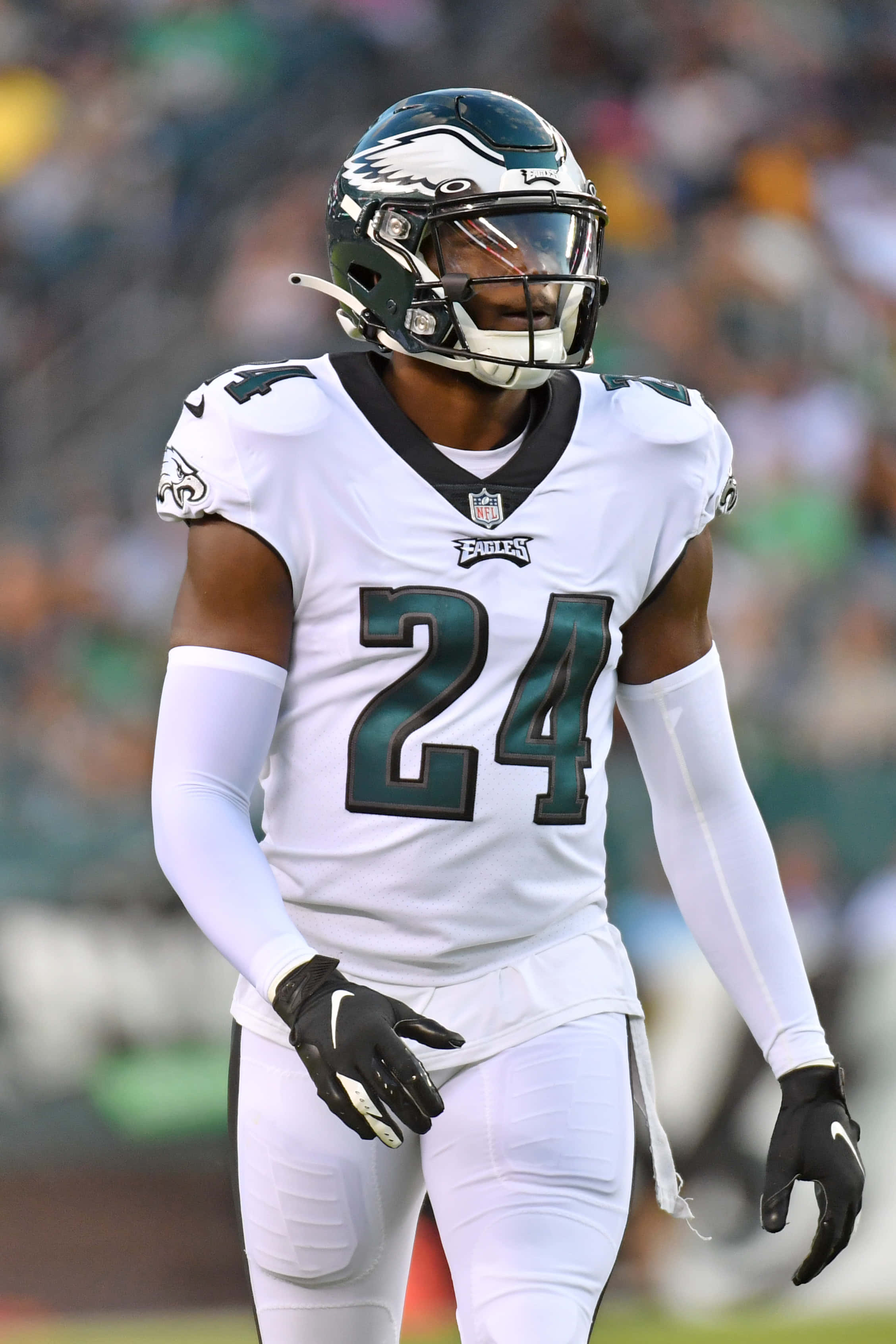 James Bradberry 桌布 壁紙 — 一名身穿白色球衣、背號24的費城老鷹隊美式足球員在比賽期間站在球場上。