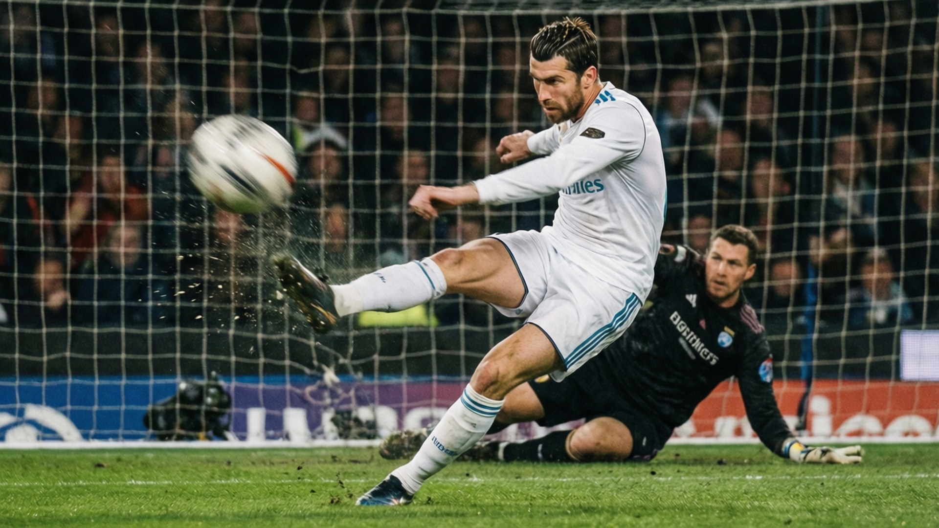 Penalty Kick Moment 壁紙 — 一名身穿白色球衣的足球員在球門附近踢球越過飛撲的守門員，背景有觀眾。