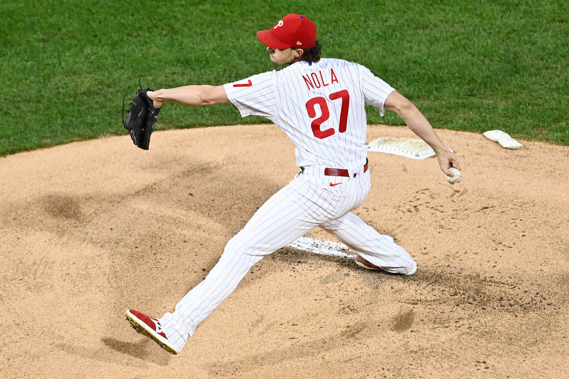 棒球投手在比賽中於土丘上投球中 — MLB 壁紙