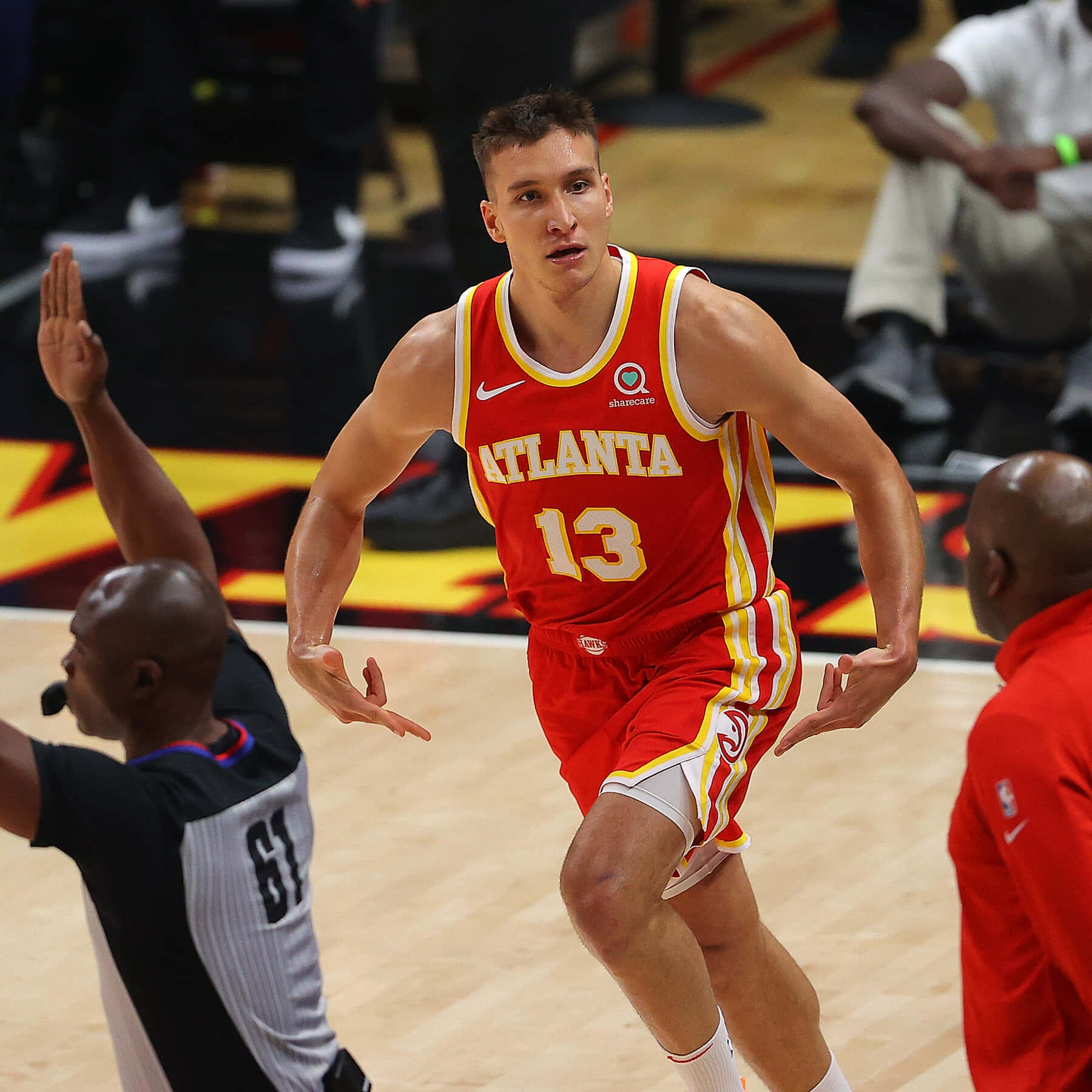亞特蘭大老鷹隊13號球員在籃球比賽中運球。 — NBA 壁紙
