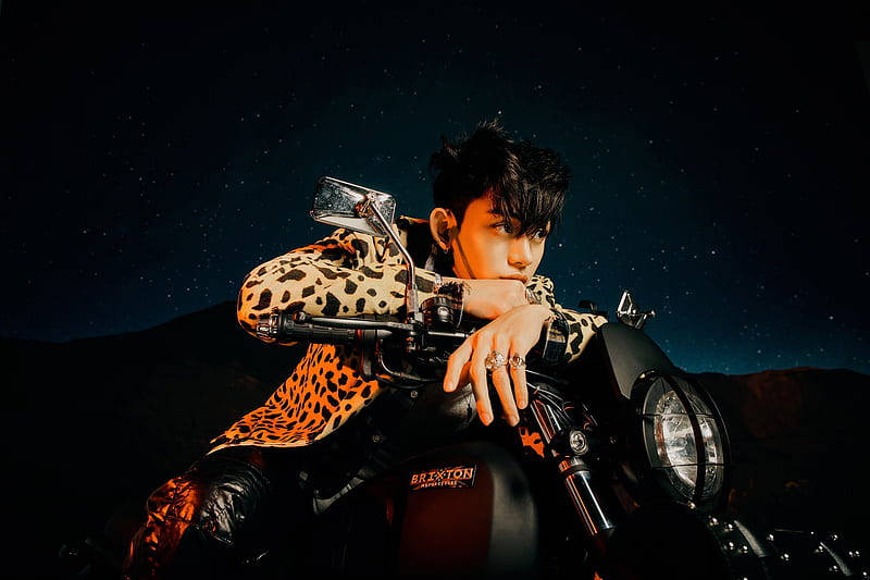 年輕男子穿著豹紋外套在星空下靠著機車。 — K Pop 壁紙