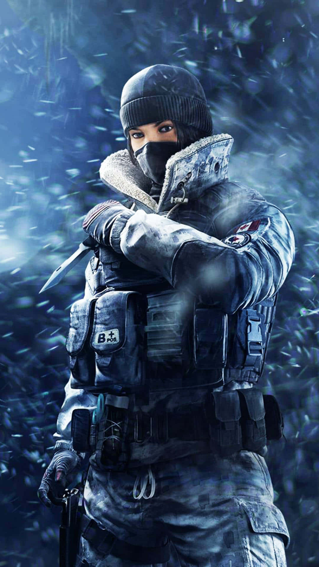  壁紙 — 一名穿著冬季裝備的士兵在暴風雪中堅定站立，雪花在她戴著口罩的臉龐周圍旋轉。
