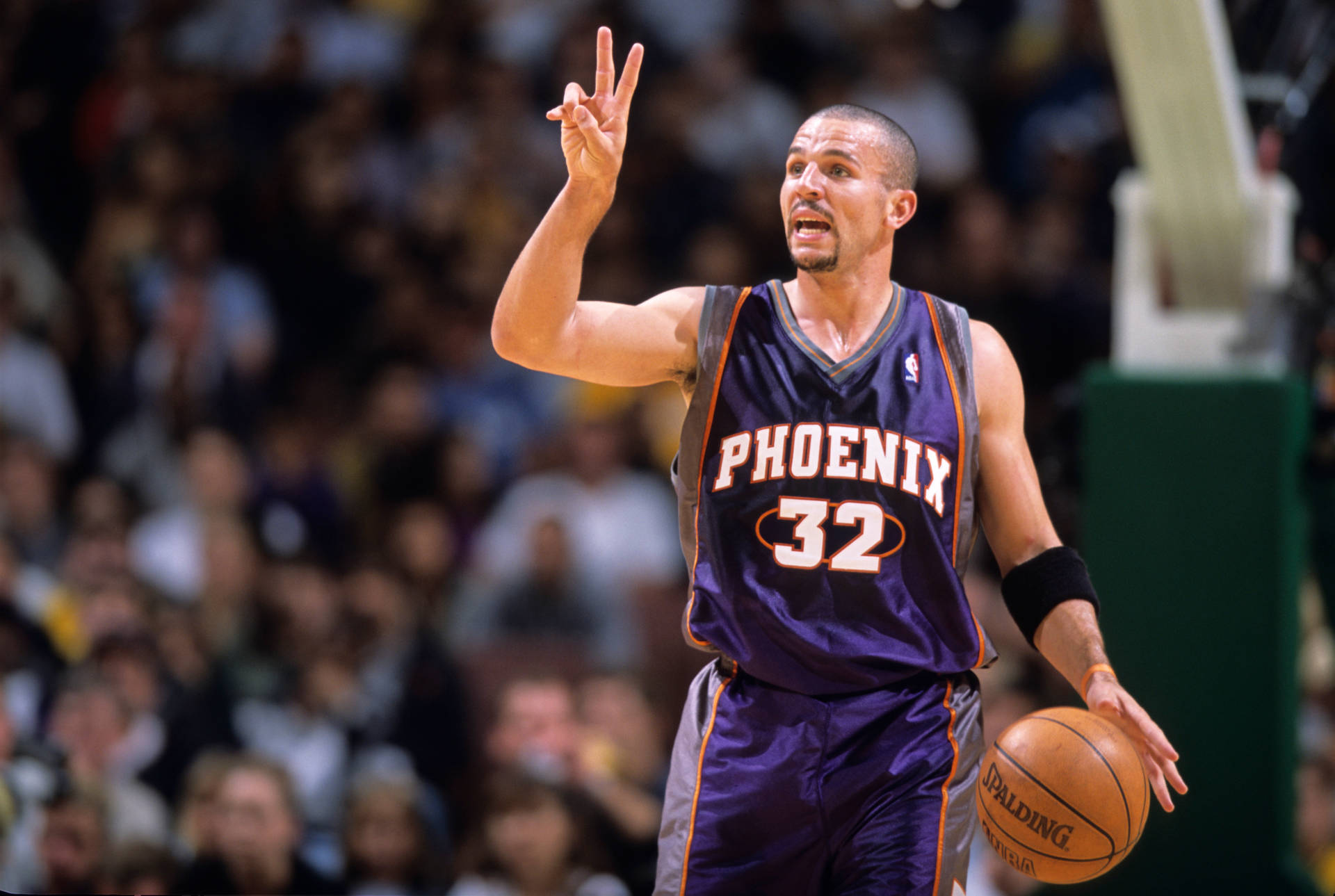 身穿紫色太陽隊球衣的籃球運動員持球並做出和平手勢。 — NBA 壁紙