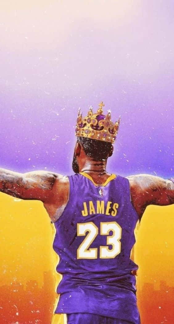 紫色球衣運動員戴皇冠雙臂張開對著色彩繽紛的天空 — King Lebron James 壁紙