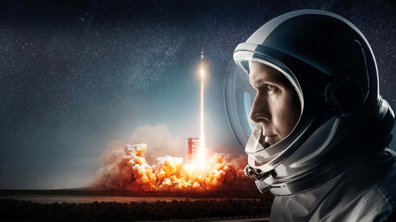 Neil Armstrong 桌布 壁紙 — 一名戴著頭盔的太空人凝視著一枚火箭噴射著火焰升入繁星點點的夜空。