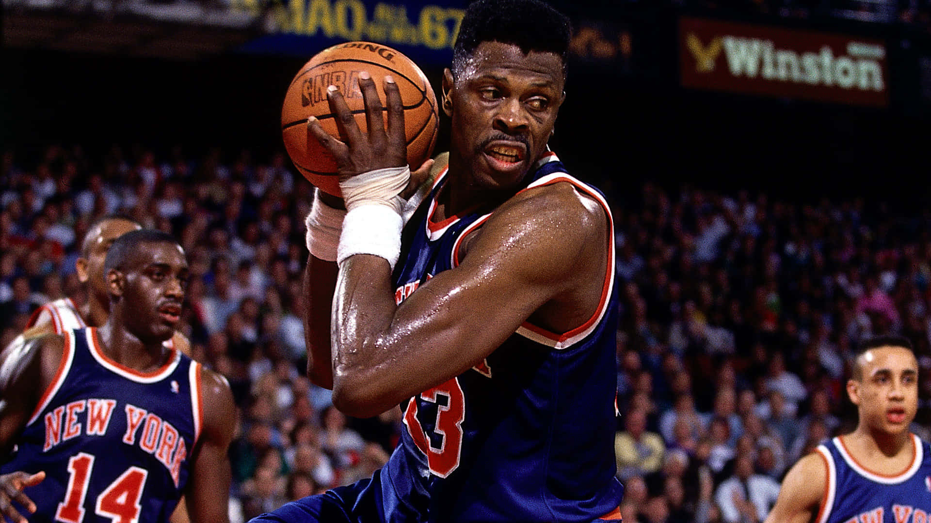 身穿藍色尼克球衣的籃球運動員在比賽中帶球上籃。 — NBA 壁紙