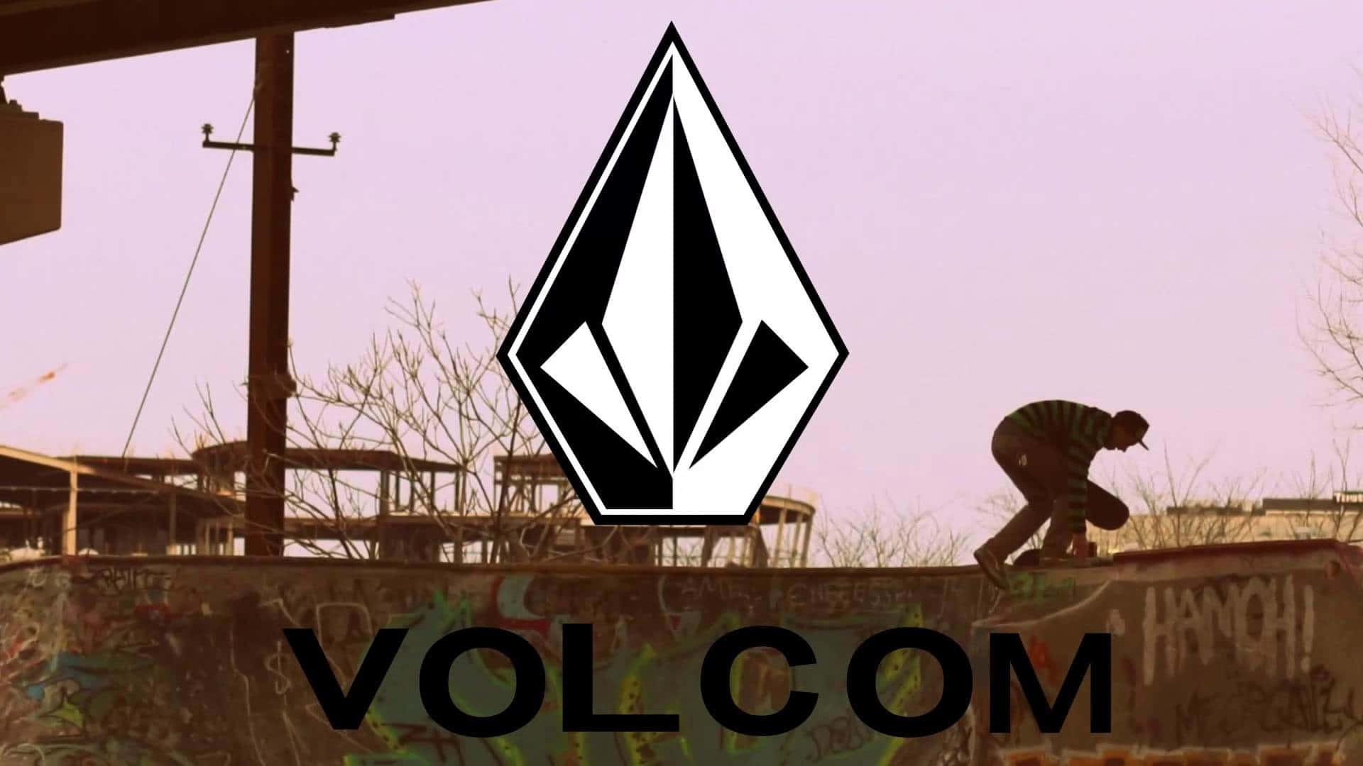  壁紙 — 一名滑板手在紫色天空下蹲在佈滿塗鴉的壁架上，一個大型 Volcom 標誌主導了畫面。